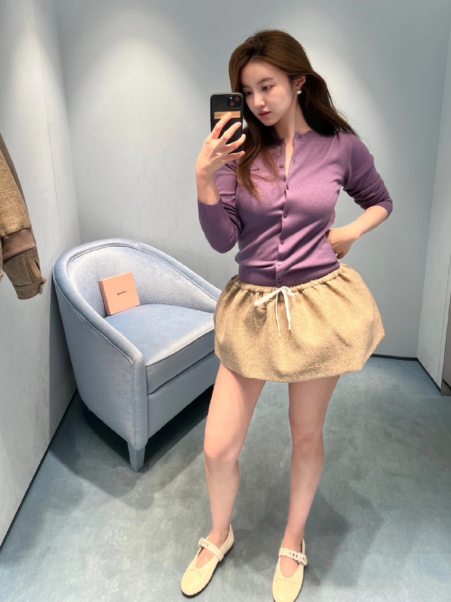 💰P460 MiuMiu 24Fw early fall new models new color purple jacquard letters round neck knit cardigan丨100% cashmere skin-friendly and comfortable ~ comes with a hazy sense of fairy easy to wear the French exquisite romantic in line with the warm atmosphere appears to be even more light and bright full of vitality and vitality Chest jacquard letters design Su add the eye-catching interpretation of the trend of identity pop single recommended! Available in S/M/L