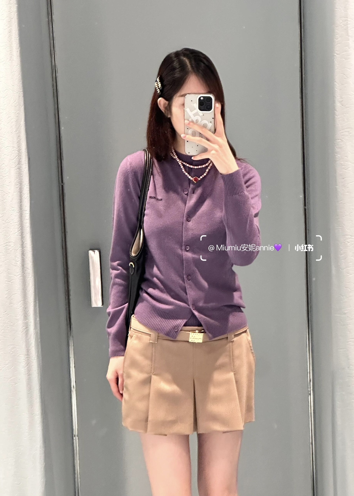 💰P460 MiuMiu 24Fw early fall new models new color purple jacquard letters round neck knit cardigan丨100% cashmere skin-friendly and comfortable ~ comes with a hazy sense of fairy easy to wear the French exquisite romantic in line with the warm atmosphere appears to be even more light and bright full of vitality and vitality Chest jacquard letters design Su add the eye-catching interpretation of the trend of identity pop single recommended! Available in S/M/L