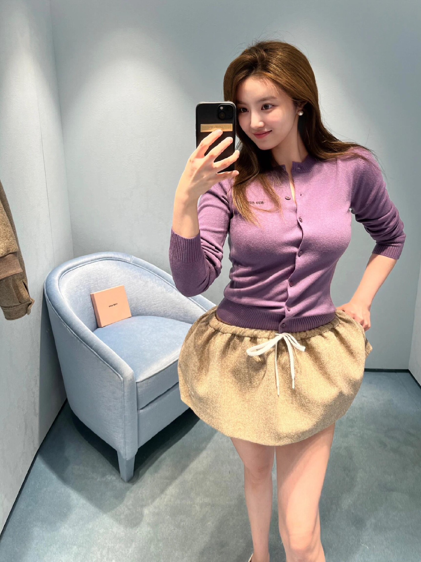 💰P460 MiuMiu 24Fw early fall new models new color purple jacquard letters round neck knit cardigan丨100% cashmere skin-friendly and comfortable ~ comes with a hazy sense of fairy easy to wear the French exquisite romantic in line with the warm atmosphere appears to be even more light and bright full of vitality and vitality Chest jacquard letters design Su add the eye-catching interpretation of the trend of identity pop single recommended! Available in S/M/L