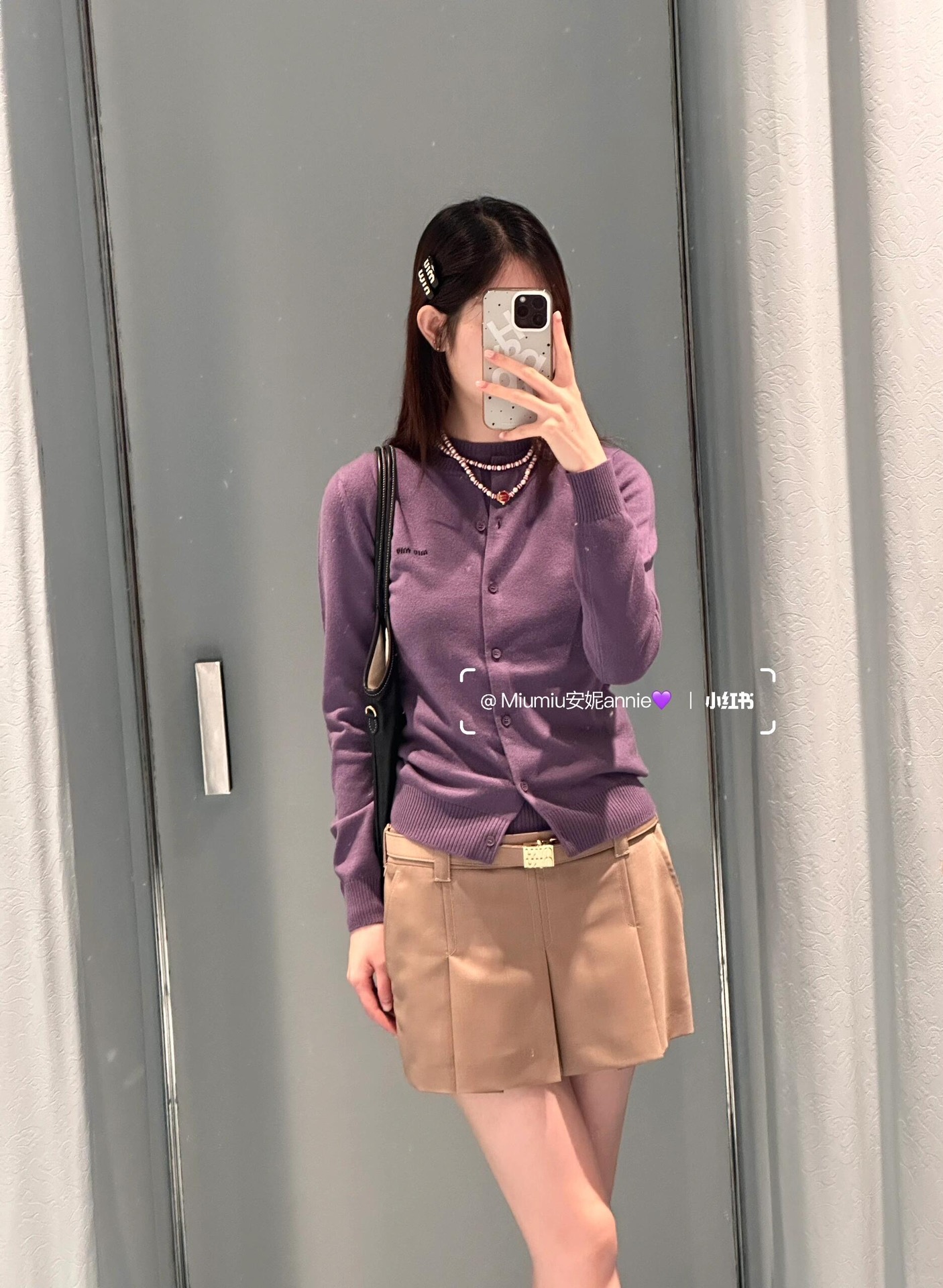 💰P460 MiuMiu 24Fw early fall new models new color purple jacquard letters round neck knit cardigan丨100% cashmere skin-friendly and comfortable ~ comes with a hazy sense of fairy easy to wear the French exquisite romantic in line with the warm atmosphere appears to be even more light and bright full of vitality and vitality Chest jacquard letters design Su add the eye-catching interpretation of the trend of identity pop single recommended! Available in S/M/L