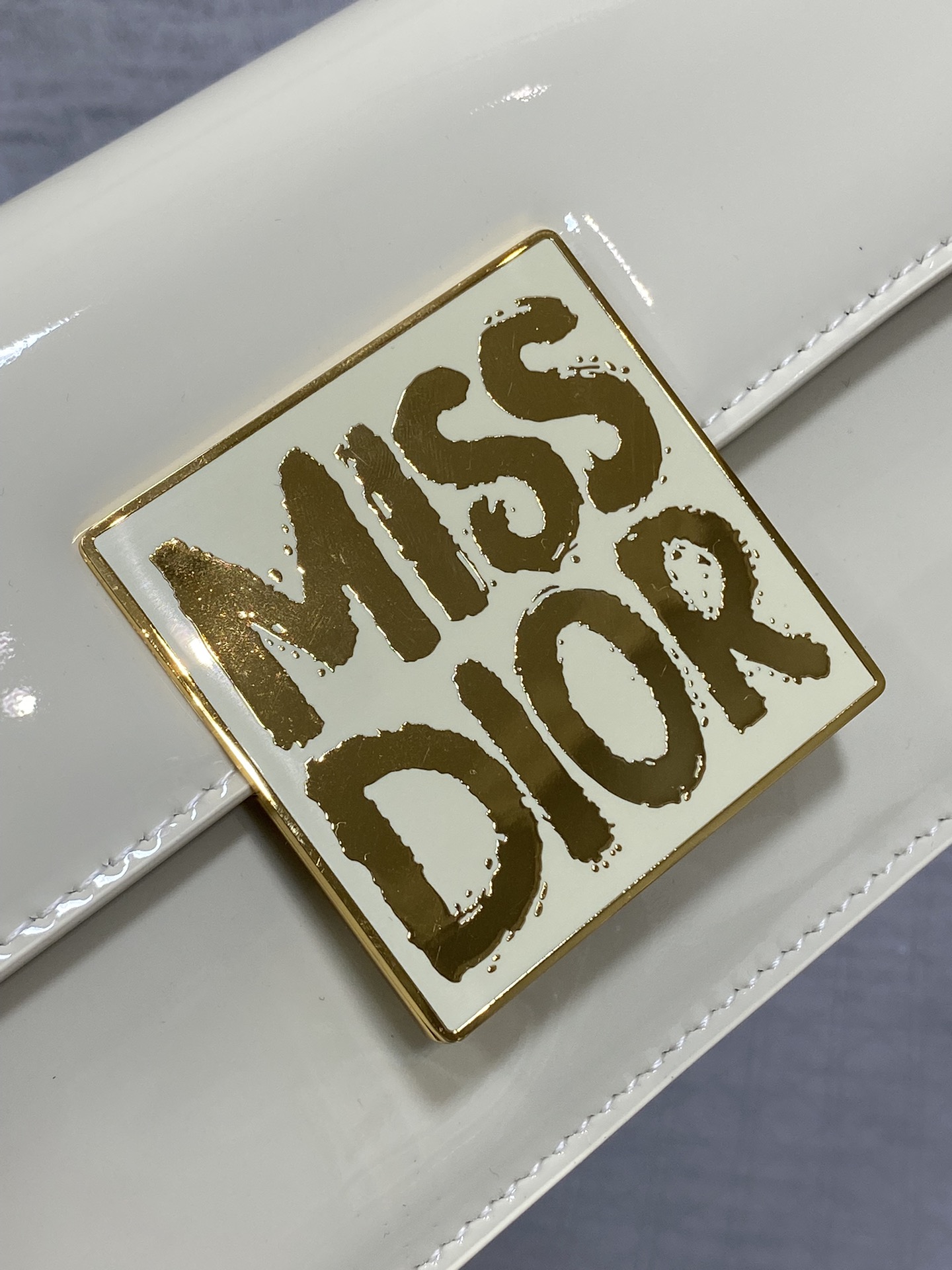 图片[3]-P1200白色
Dior秋冬系列Miss Dior复古 采用黑色牛皮革精心制作 别具一格的字母压花标志 精湛的工艺 宽敞的隔层设计 搭配可拆卸的肩带 可手提 肩背或手拿是日常出行必备单品
size:18*6.5*11cm-高仿包包