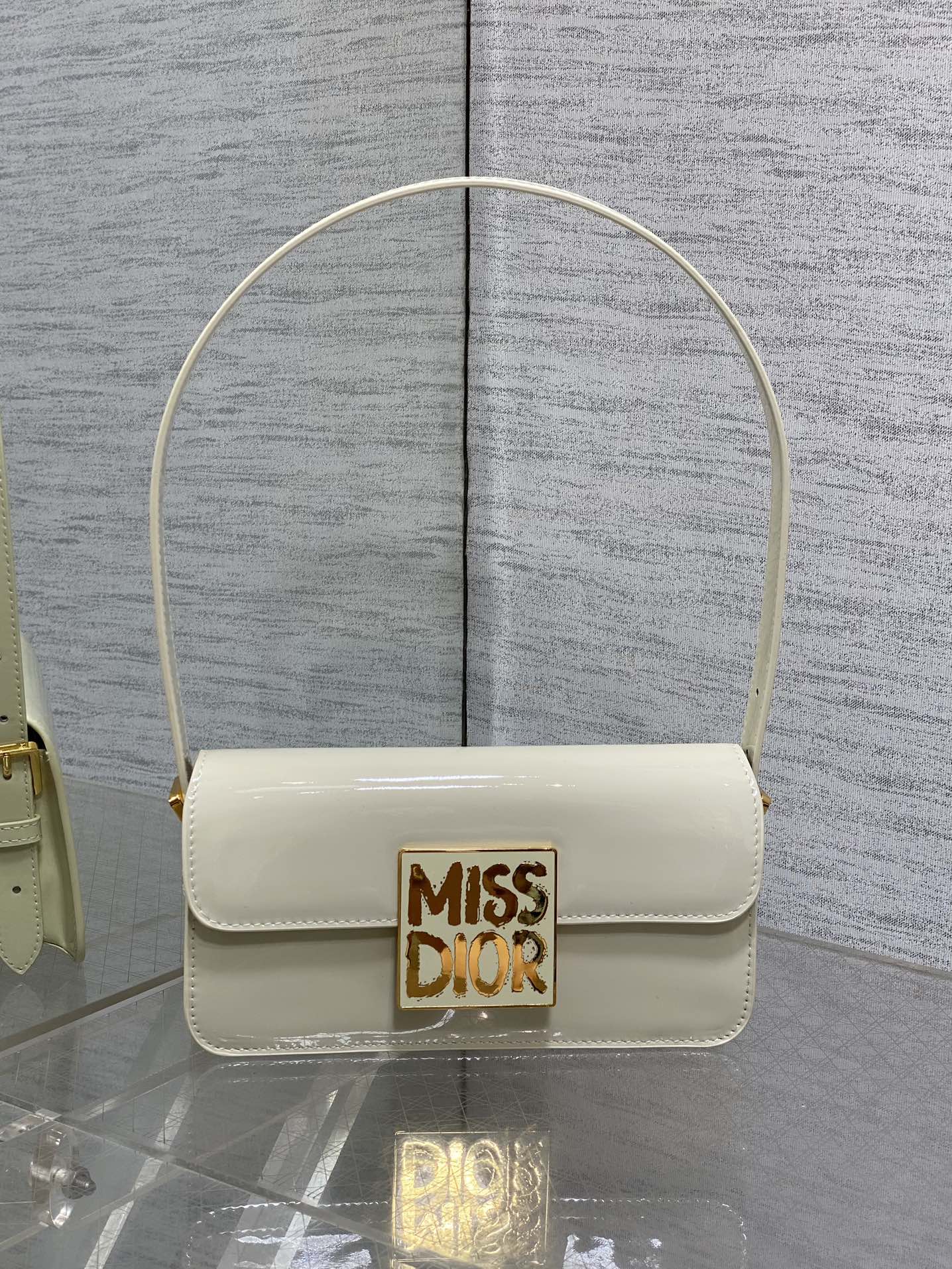 P1200白色
Dior秋冬系列Miss Dior复古 采用黑色牛皮革精心制作 别具一格的字母压花标志 精湛的工艺 宽敞的隔层设计 搭配可拆卸的肩带 可手提 肩背或手拿是日常出行必备单品
size:18*6.5*11cm-高仿包包