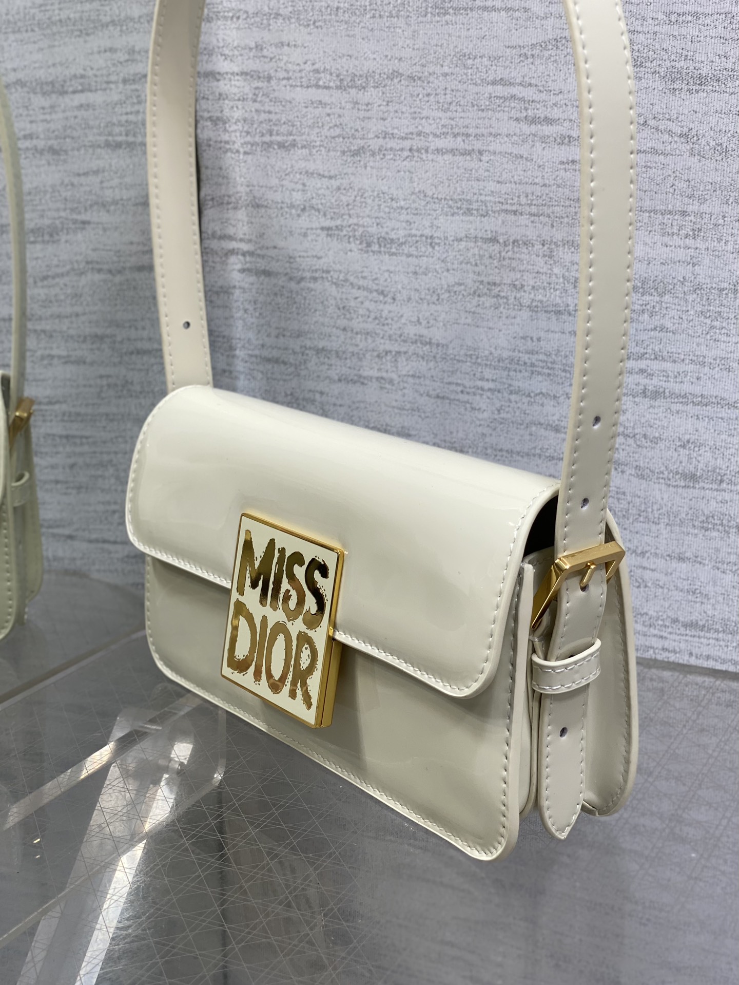 图片[5]-P1200白色
Dior秋冬系列Miss Dior复古 采用黑色牛皮革精心制作 别具一格的字母压花标志 精湛的工艺 宽敞的隔层设计 搭配可拆卸的肩带 可手提 肩背或手拿是日常出行必备单品
size:18*6.5*11cm-高仿包包