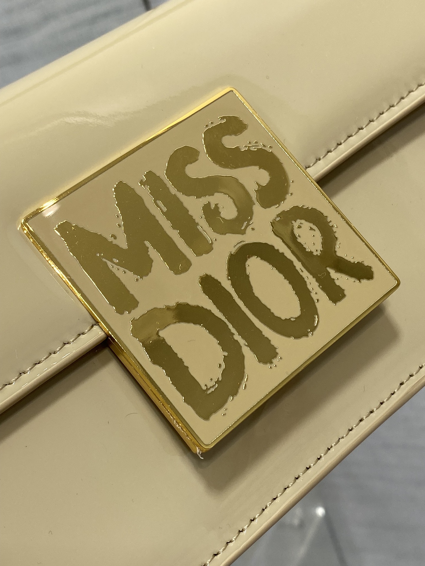 图片[3]-P1200粉色
Dior秋冬系列Miss Dior复古 采用黑色牛皮革精心制作 别具一格的字母压花标志 精湛的工艺 宽敞的隔层设计 搭配可拆卸的肩带 可手提 肩背或手拿是日常出行必备单品
size:18*6.5*11cm-高仿包包