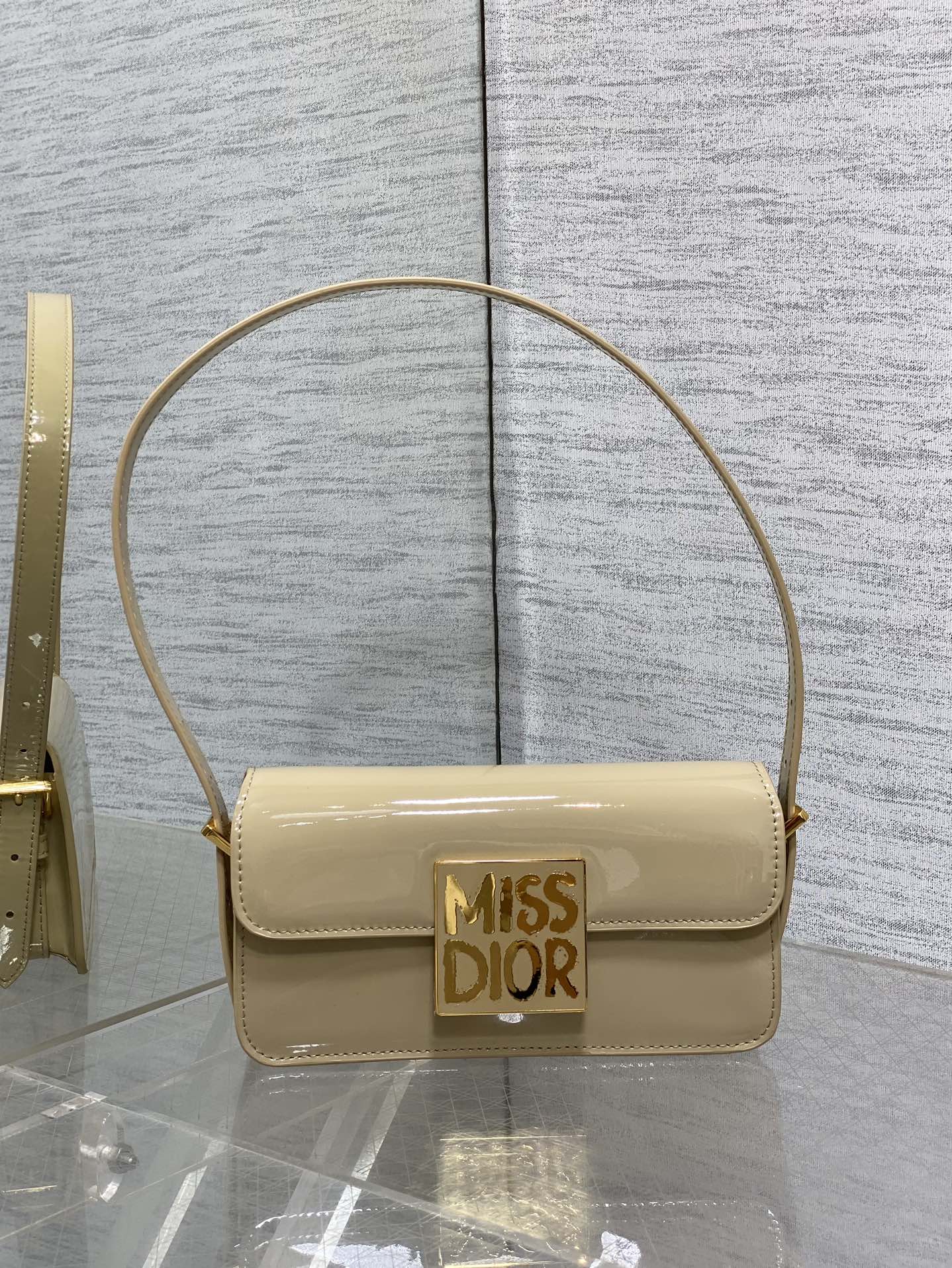 P1200粉色
Dior秋冬系列Miss Dior复古 采用黑色牛皮革精心制作 别具一格的字母压花标志 精湛的工艺 宽敞的隔层设计 搭配可拆卸的肩带 可手提 肩背或手拿是日常出行必备单品
size:18*6.5*11cm-高仿包包