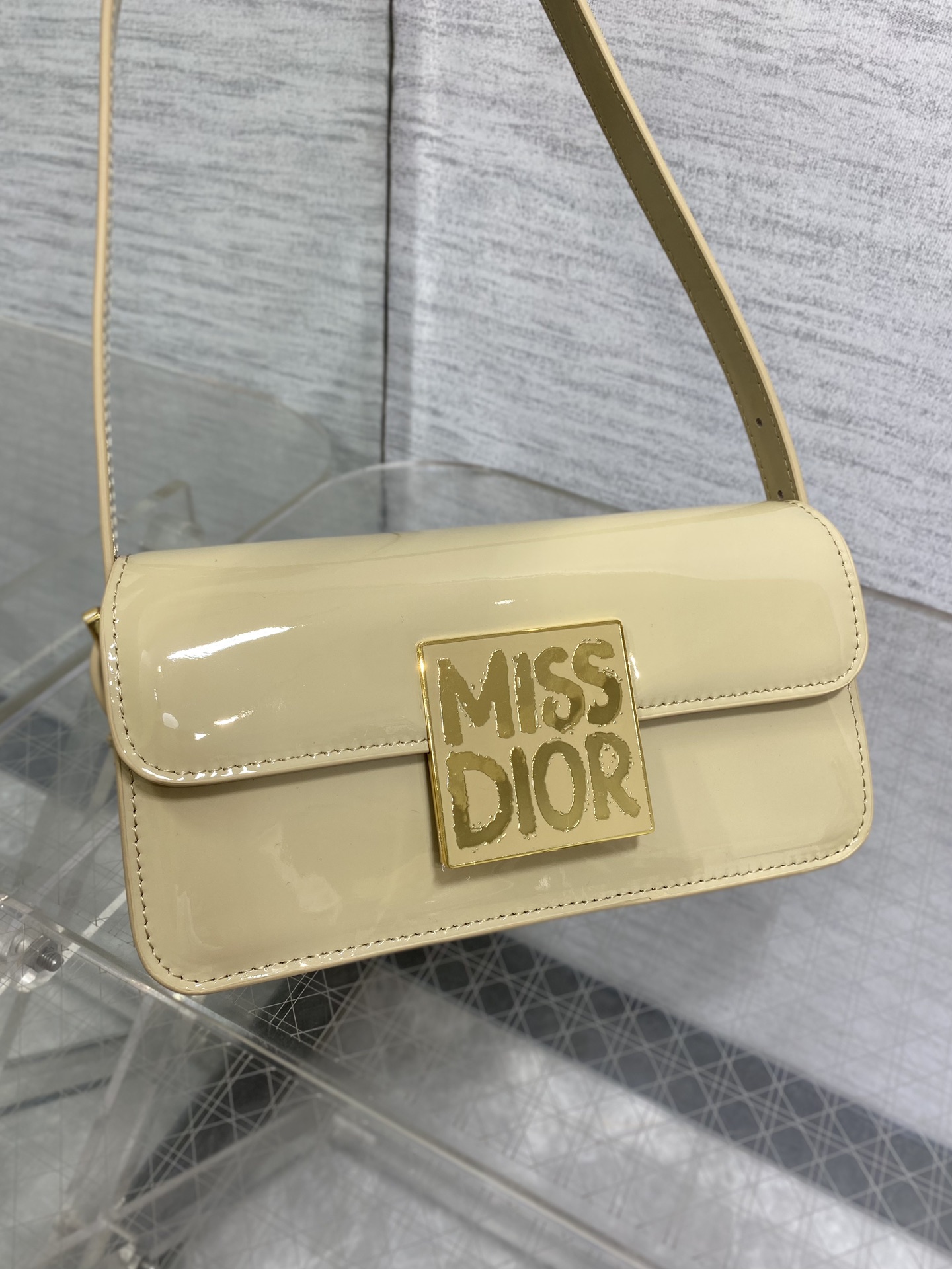 图片[2]-P1200粉色
Dior秋冬系列Miss Dior复古 采用黑色牛皮革精心制作 别具一格的字母压花标志 精湛的工艺 宽敞的隔层设计 搭配可拆卸的肩带 可手提 肩背或手拿是日常出行必备单品
size:18*6.5*11cm-高仿包包