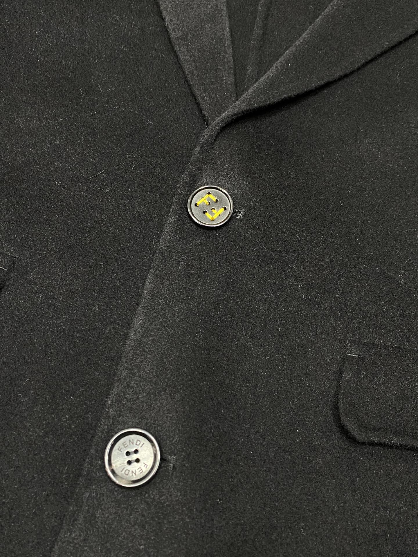 图片[8]-P2400中长款大衣-FENDI芬迪💥独家专供新款男士西服羊羔绒大衣🧥外套 ✨渠道特供 高端货✨官网柜台同步 简约经典大爆款简洁利落又清爽商务品质做工细节经得起任何形式检验绝对大厂代工出品 呈现一种焕然一新赋予你与众不同的上身体验！均经过严格的挑选工序原版定制纽扣简约大方百搭款 上身优雅帅气焕然一新的即视感！品相无敌细节都很到位上身不挑人必入的自留款码数M-4XL-高仿包包