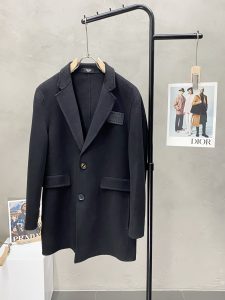 P2400中长款大衣-FENDI芬迪💥独家专供新款男士西服羊羔绒大衣🧥外套 ✨渠道特供 高端货✨官网柜台同步 简约经典大爆款简洁利落又清爽商务品质做工细节经得起任何形式检验绝对大厂代工出品 呈现一种焕然一新赋予你与众不同的上身体验！均经过严格的挑选工序原版定制纽扣简约大方百搭款 上身优雅帅气焕然一新的即视感！品相无敌细节都很到位上身不挑人必入的自留款码数M-4XL-高仿包包
