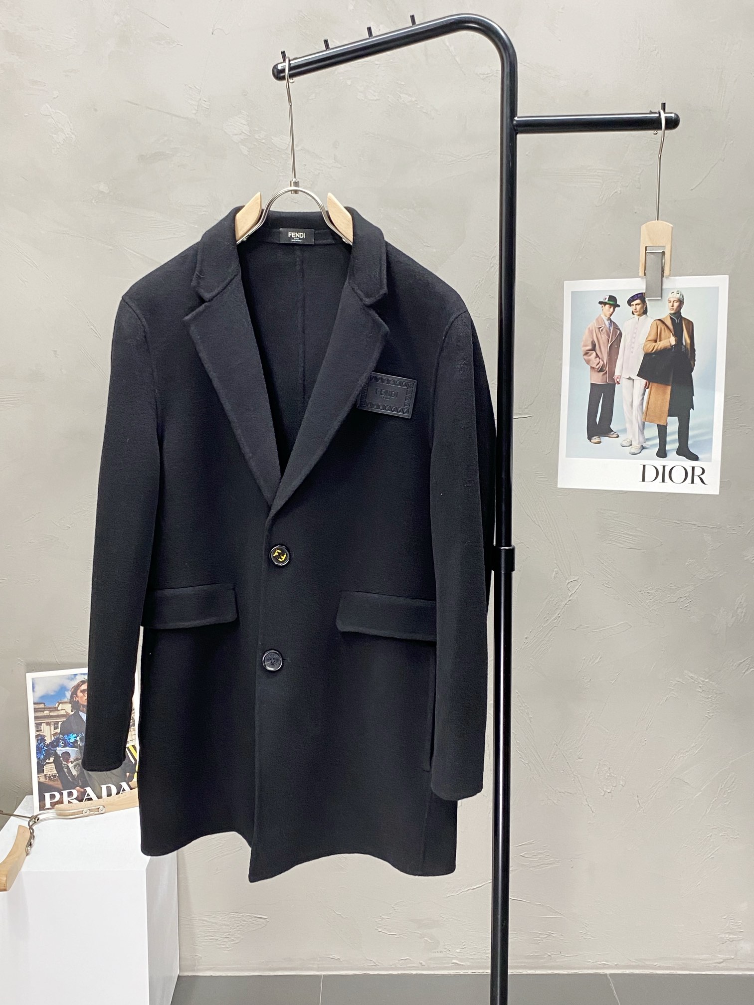 P2400中长款大衣-FENDI芬迪💥独家专供新款男士西服羊羔绒大衣🧥外套 ✨渠道特供 高端货✨官网柜台同步 简约经典大爆款简洁利落又清爽商务品质做工细节经得起任何形式检验绝对大厂代工出品 呈现一种焕然一新赋予你与众不同的上身体验！均经过严格的挑选工序原版定制纽扣简约大方百搭款 上身优雅帅气焕然一新的即视感！品相无敌细节都很到位上身不挑人必入的自留款码数M-4XL-高仿包包