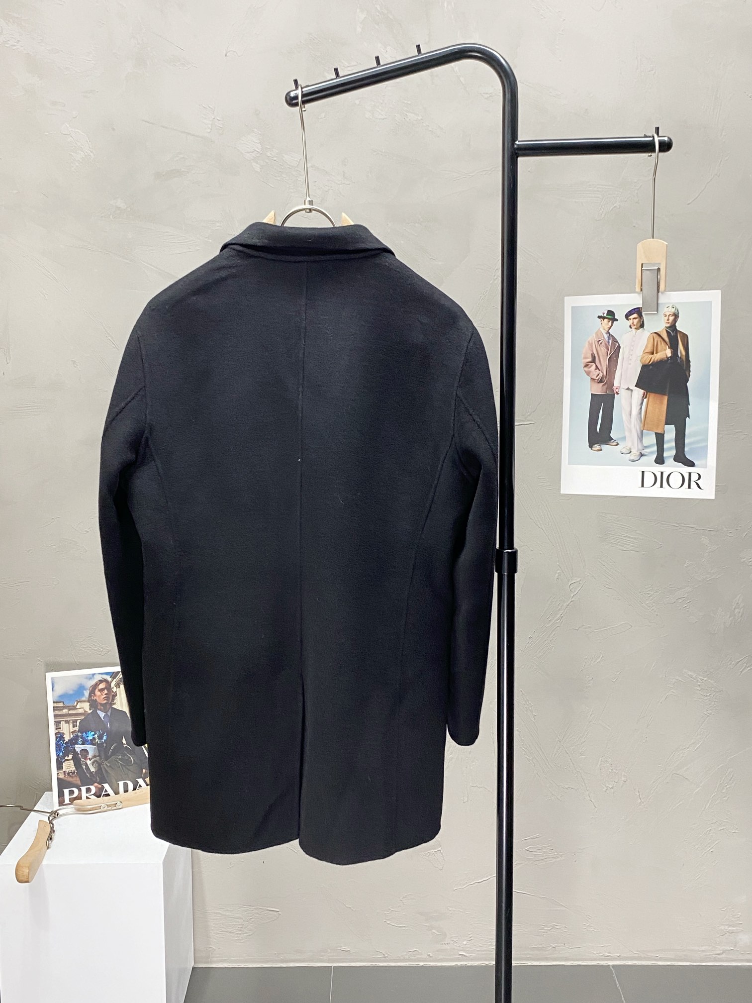 图片[2]-P2400中长款大衣-FENDI芬迪💥独家专供新款男士西服羊羔绒大衣🧥外套 ✨渠道特供 高端货✨官网柜台同步 简约经典大爆款简洁利落又清爽商务品质做工细节经得起任何形式检验绝对大厂代工出品 呈现一种焕然一新赋予你与众不同的上身体验！均经过严格的挑选工序原版定制纽扣简约大方百搭款 上身优雅帅气焕然一新的即视感！品相无敌细节都很到位上身不挑人必入的自留款码数M-4XL-高仿包包