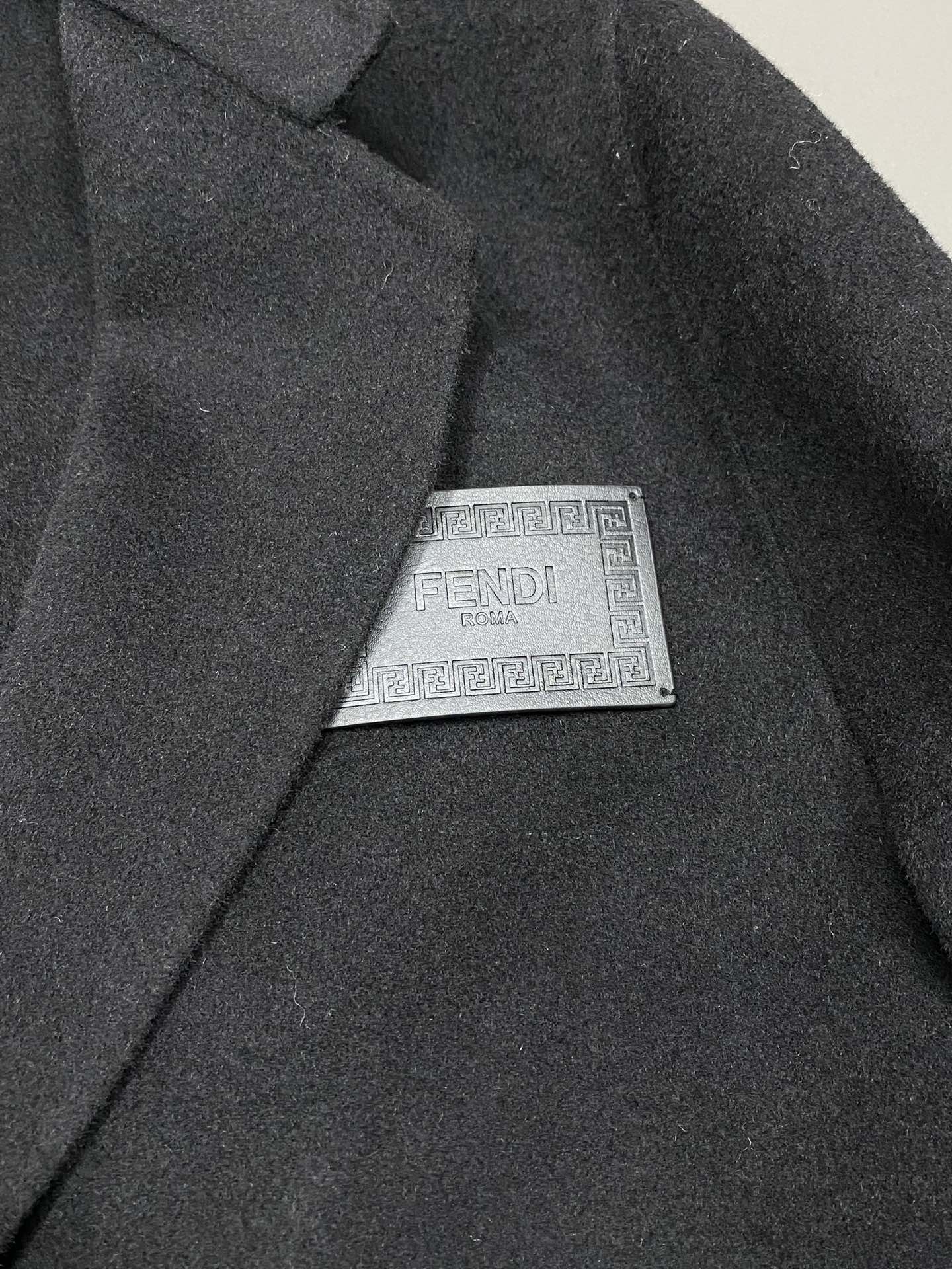 图片[7]-P2400中长款大衣-FENDI芬迪💥独家专供新款男士西服羊羔绒大衣🧥外套 ✨渠道特供 高端货✨官网柜台同步 简约经典大爆款简洁利落又清爽商务品质做工细节经得起任何形式检验绝对大厂代工出品 呈现一种焕然一新赋予你与众不同的上身体验！均经过严格的挑选工序原版定制纽扣简约大方百搭款 上身优雅帅气焕然一新的即视感！品相无敌细节都很到位上身不挑人必入的自留款码数M-4XL-高仿包包