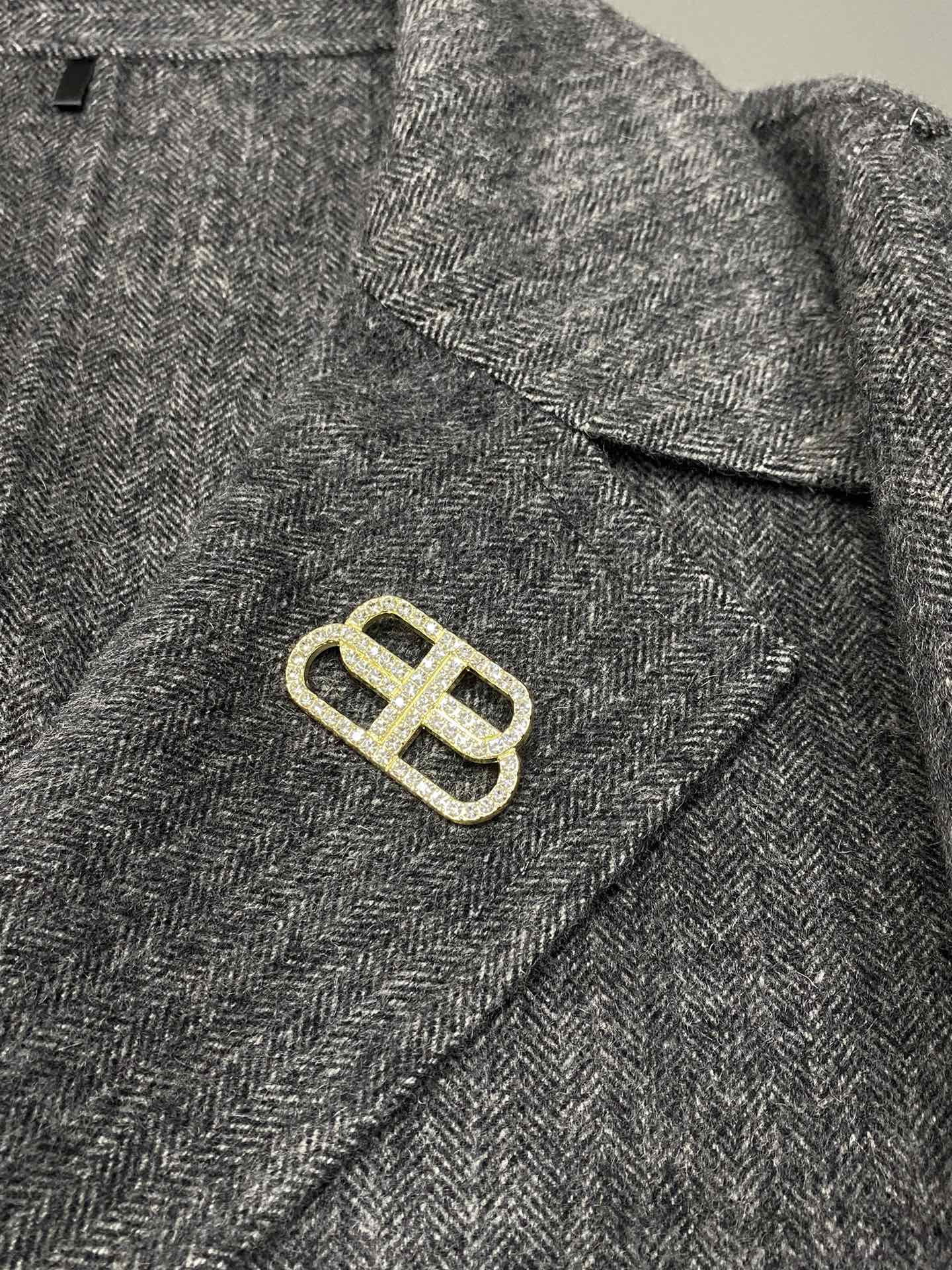 图片[6]-P1860短款大衣-Balenciaga巴黎世家💥独家专供新款男士西服羊羔绒大衣🧥外套 ✨渠道特供 高端货✨官网柜台同步 简约经典大爆款简洁利落又清爽商务品质做工细节经得起任何形式检验绝对大厂代工出品 呈现一种焕然一新赋予你与众不同的上身体验！均经过严格的挑选工序原版定制纽扣简约大方百搭款 上身优雅帅气焕然一新的即视感！品相无敌细节都很到位上身不挑人必入的自留款码数M-4XL-高仿包包