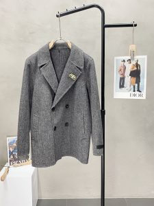 P1860短款大衣-Balenciaga巴黎世家💥独家专供新款男士西服羊羔绒大衣🧥外套 ✨渠道特供 高端货✨官网柜台同步 简约经典大爆款简洁利落又清爽商务品质做工细节经得起任何形式检验绝对大厂代工出品 呈现一种焕然一新赋予你与众不同的上身体验！均经过严格的挑选工序原版定制纽扣简约大方百搭款 上身优雅帅气焕然一新的即视感！品相无敌细节都很到位上身不挑人必入的自留款码数M-4XL-高仿包包