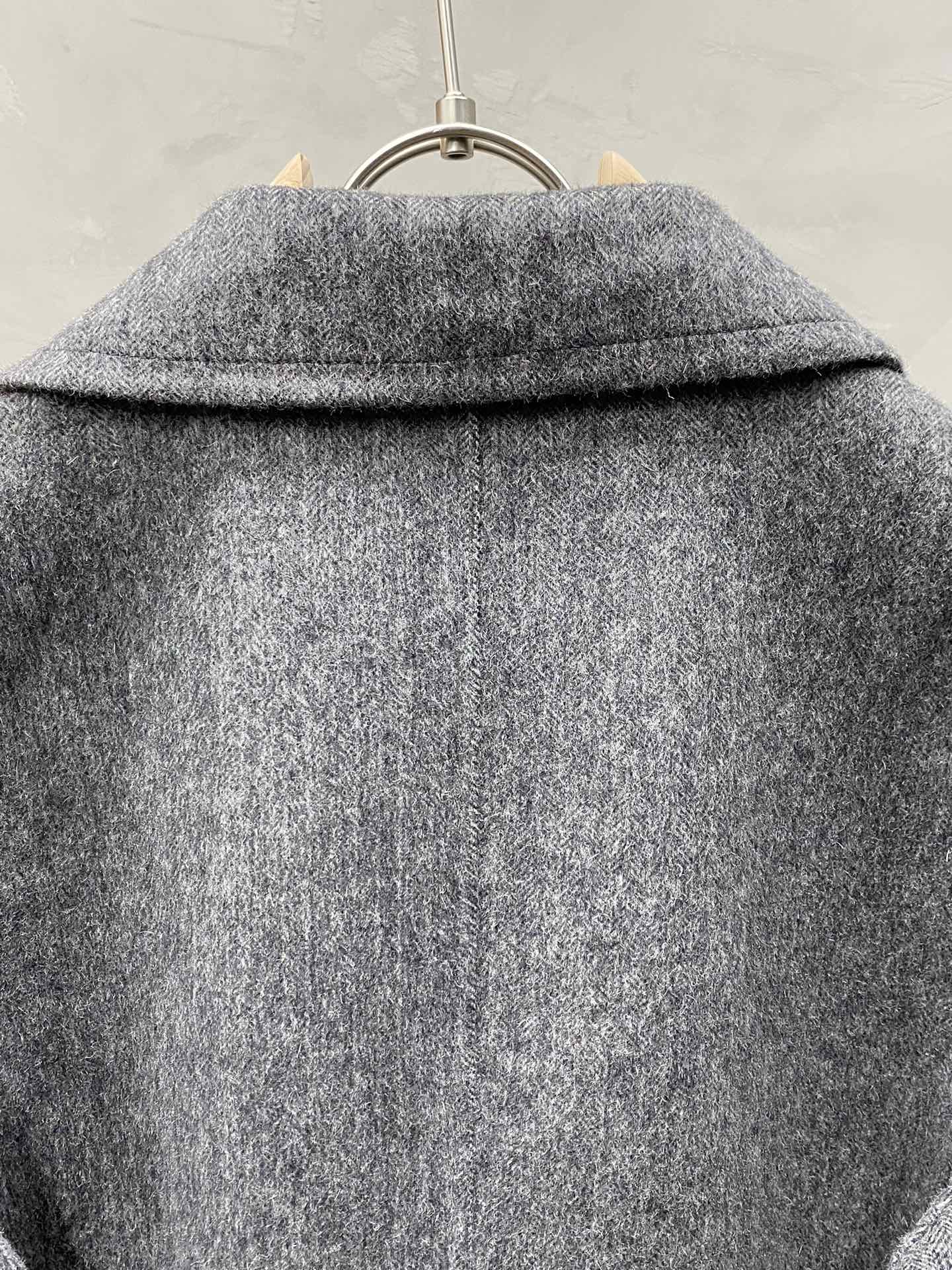 图片[4]-P1860短款大衣-Balenciaga巴黎世家💥独家专供新款男士西服羊羔绒大衣🧥外套 ✨渠道特供 高端货✨官网柜台同步 简约经典大爆款简洁利落又清爽商务品质做工细节经得起任何形式检验绝对大厂代工出品 呈现一种焕然一新赋予你与众不同的上身体验！均经过严格的挑选工序原版定制纽扣简约大方百搭款 上身优雅帅气焕然一新的即视感！品相无敌细节都很到位上身不挑人必入的自留款码数M-4XL-高仿包包