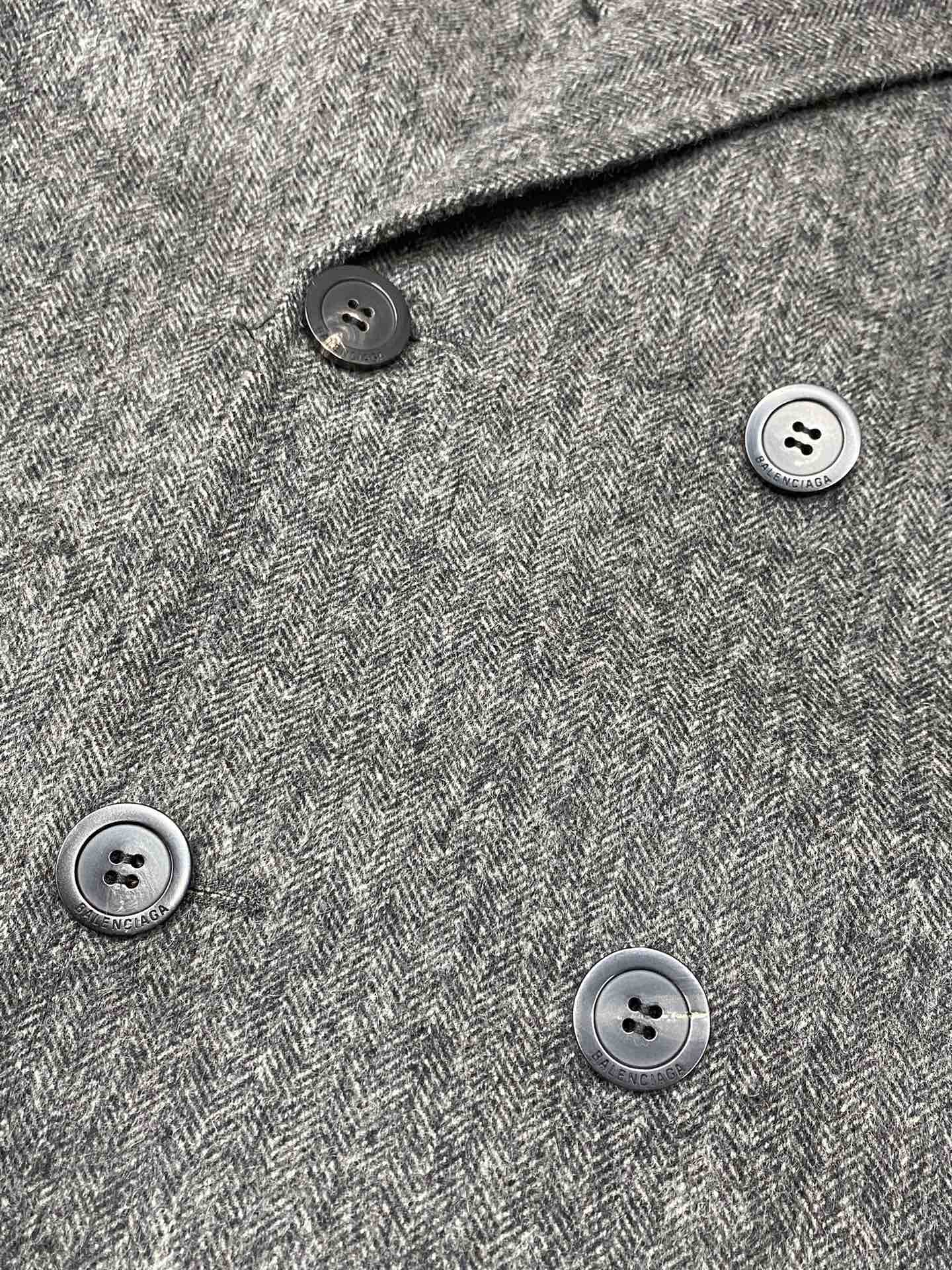 图片[7]-P1860短款大衣-Balenciaga巴黎世家💥独家专供新款男士西服羊羔绒大衣🧥外套 ✨渠道特供 高端货✨官网柜台同步 简约经典大爆款简洁利落又清爽商务品质做工细节经得起任何形式检验绝对大厂代工出品 呈现一种焕然一新赋予你与众不同的上身体验！均经过严格的挑选工序原版定制纽扣简约大方百搭款 上身优雅帅气焕然一新的即视感！品相无敌细节都很到位上身不挑人必入的自留款码数M-4XL-高仿包包
