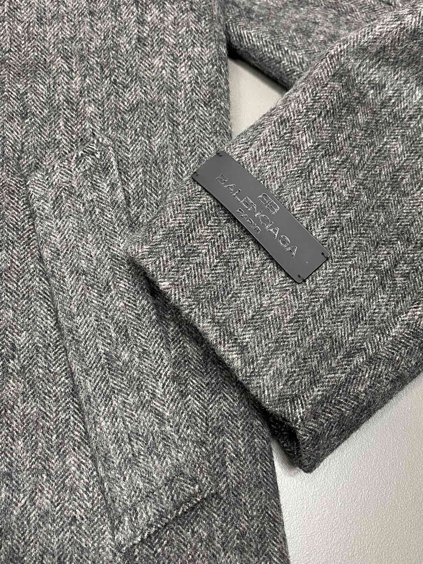 图片[8]-P1860短款大衣-Balenciaga巴黎世家💥独家专供新款男士西服羊羔绒大衣🧥外套 ✨渠道特供 高端货✨官网柜台同步 简约经典大爆款简洁利落又清爽商务品质做工细节经得起任何形式检验绝对大厂代工出品 呈现一种焕然一新赋予你与众不同的上身体验！均经过严格的挑选工序原版定制纽扣简约大方百搭款 上身优雅帅气焕然一新的即视感！品相无敌细节都很到位上身不挑人必入的自留款码数M-4XL-高仿包包