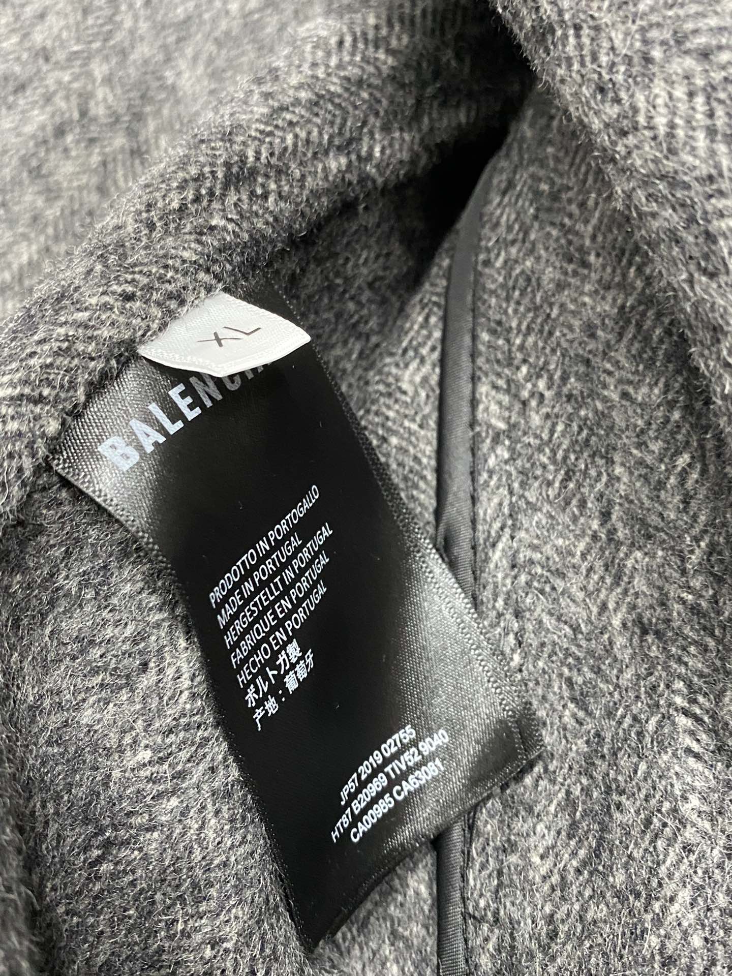 图片[9]-P1860短款大衣-Balenciaga巴黎世家💥独家专供新款男士西服羊羔绒大衣🧥外套 ✨渠道特供 高端货✨官网柜台同步 简约经典大爆款简洁利落又清爽商务品质做工细节经得起任何形式检验绝对大厂代工出品 呈现一种焕然一新赋予你与众不同的上身体验！均经过严格的挑选工序原版定制纽扣简约大方百搭款 上身优雅帅气焕然一新的即视感！品相无敌细节都很到位上身不挑人必入的自留款码数M-4XL-高仿包包
