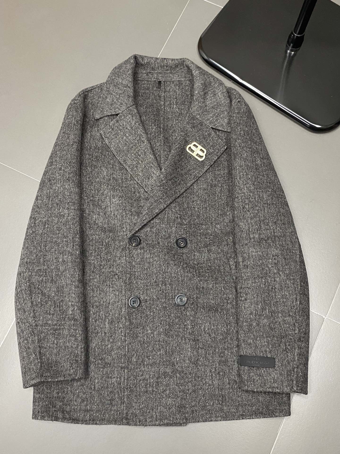 图片[5]-P1860短款大衣-Balenciaga巴黎世家💥独家专供新款男士西服羊羔绒大衣🧥外套 ✨渠道特供 高端货✨官网柜台同步 简约经典大爆款简洁利落又清爽商务品质做工细节经得起任何形式检验绝对大厂代工出品 呈现一种焕然一新赋予你与众不同的上身体验！均经过严格的挑选工序原版定制纽扣简约大方百搭款 上身优雅帅气焕然一新的即视感！品相无敌细节都很到位上身不挑人必入的自留款码数M-4XL-高仿包包