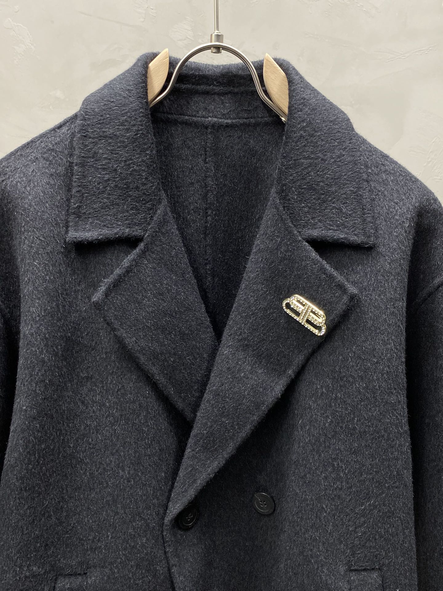图片[3]-P1860短款大衣-Balenciaga巴黎世家💥独家专供新款男士西服羊羔绒大衣🧥外套 ✨渠道特供 高端货✨官网柜台同步 简约经典大爆款简洁利落又清爽商务品质做工细节经得起任何形式检验绝对大厂代工出品 呈现一种焕然一新赋予你与众不同的上身体验！均经过严格的挑选工序原版定制纽扣简约大方百搭款 上身优雅帅气焕然一新的即视感！品相无敌细节都很到位上身不挑人必入的自留款码数M-3XL（偏大）-高仿包包