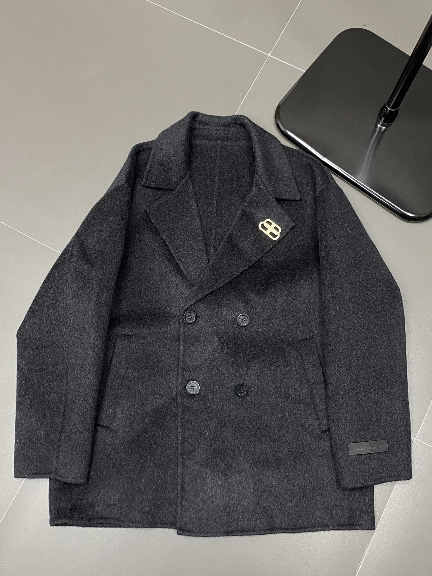 图片[5]-P1860短款大衣-Balenciaga巴黎世家💥独家专供新款男士西服羊羔绒大衣🧥外套 ✨渠道特供 高端货✨官网柜台同步 简约经典大爆款简洁利落又清爽商务品质做工细节经得起任何形式检验绝对大厂代工出品 呈现一种焕然一新赋予你与众不同的上身体验！均经过严格的挑选工序原版定制纽扣简约大方百搭款 上身优雅帅气焕然一新的即视感！品相无敌细节都很到位上身不挑人必入的自留款码数M-3XL（偏大）-高仿包包
