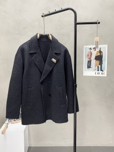P1860短款大衣-Balenciaga巴黎世家💥独家专供新款男士西服羊羔绒大衣🧥外套 ✨渠道特供 高端货✨官网柜台同步 简约经典大爆款简洁利落又清爽商务品质做工细节经得起任何形式检验绝对大厂代工出品 呈现一种焕然一新赋予你与众不同的上身体验！均经过严格的挑选工序原版定制纽扣简约大方百搭款 上身优雅帅气焕然一新的即视感！品相无敌细节都很到位上身不挑人必入的自留款码数M-3XL（偏大）-高仿包包