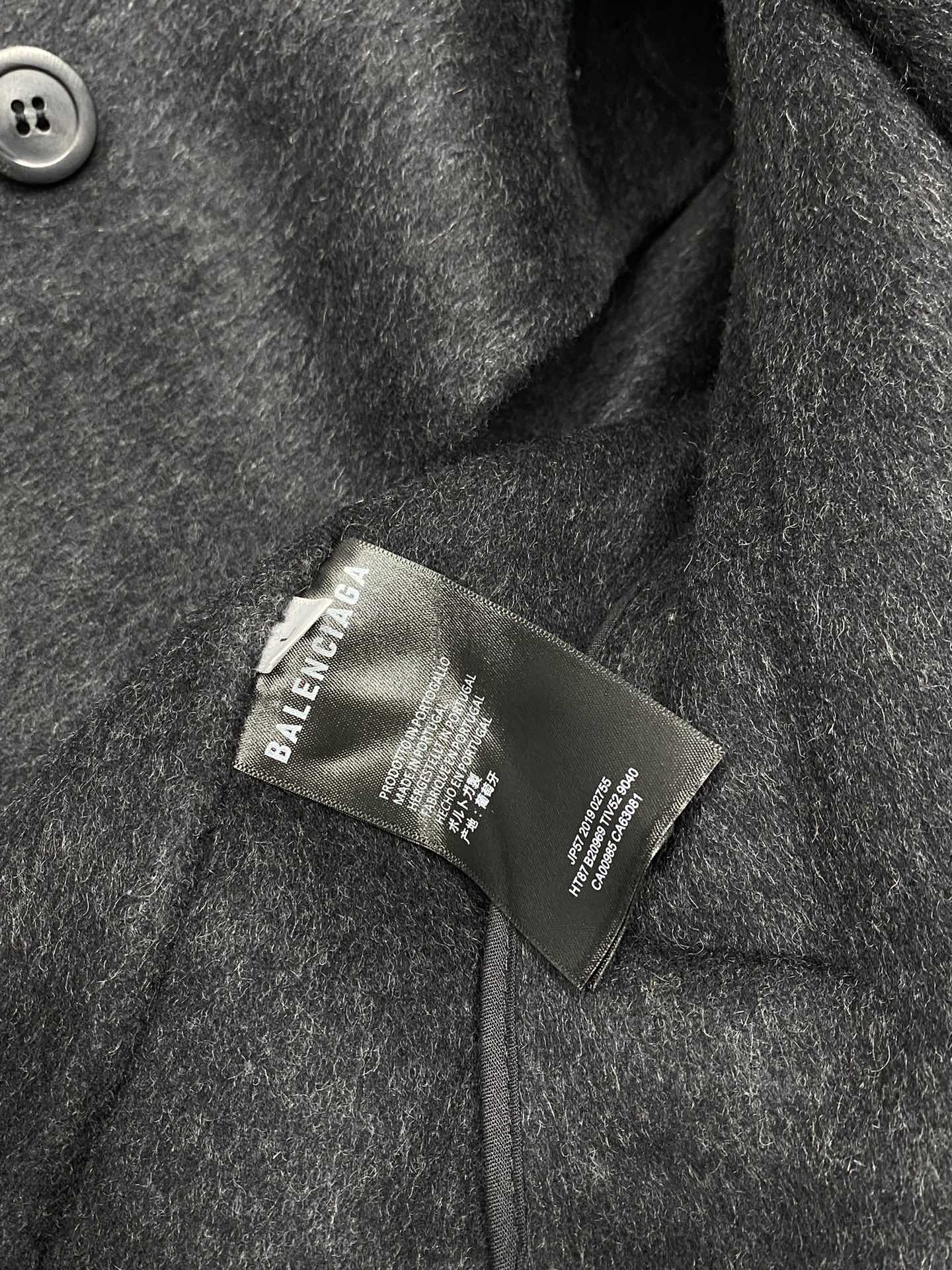图片[9]-P1860短款大衣-Balenciaga巴黎世家💥独家专供新款男士西服羊羔绒大衣🧥外套 ✨渠道特供 高端货✨官网柜台同步 简约经典大爆款简洁利落又清爽商务品质做工细节经得起任何形式检验绝对大厂代工出品 呈现一种焕然一新赋予你与众不同的上身体验！均经过严格的挑选工序原版定制纽扣简约大方百搭款 上身优雅帅气焕然一新的即视感！品相无敌细节都很到位上身不挑人必入的自留款码数M-3XL（偏大）-高仿包包