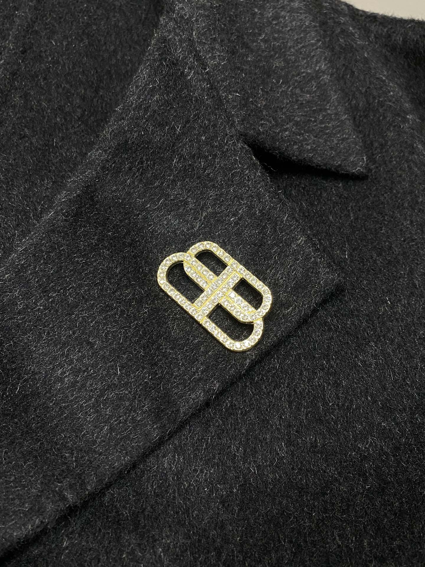 图片[6]-P1860短款大衣-Balenciaga巴黎世家💥独家专供新款男士西服羊羔绒大衣🧥外套 ✨渠道特供 高端货✨官网柜台同步 简约经典大爆款简洁利落又清爽商务品质做工细节经得起任何形式检验绝对大厂代工出品 呈现一种焕然一新赋予你与众不同的上身体验！均经过严格的挑选工序原版定制纽扣简约大方百搭款 上身优雅帅气焕然一新的即视感！品相无敌细节都很到位上身不挑人必入的自留款码数M-3XL（偏大）-高仿包包