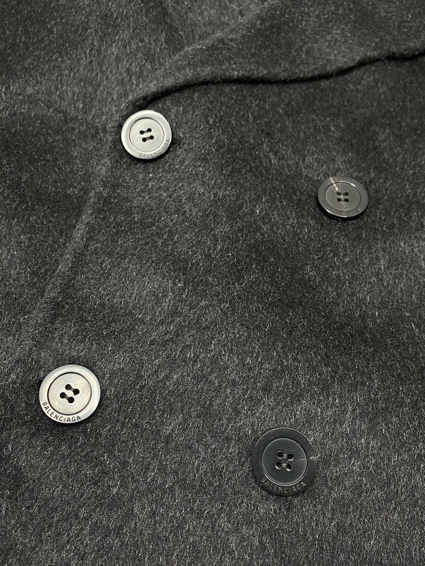 图片[7]-P1860短款大衣-Balenciaga巴黎世家💥独家专供新款男士西服羊羔绒大衣🧥外套 ✨渠道特供 高端货✨官网柜台同步 简约经典大爆款简洁利落又清爽商务品质做工细节经得起任何形式检验绝对大厂代工出品 呈现一种焕然一新赋予你与众不同的上身体验！均经过严格的挑选工序原版定制纽扣简约大方百搭款 上身优雅帅气焕然一新的即视感！品相无敌细节都很到位上身不挑人必入的自留款码数M-3XL（偏大）-高仿包包