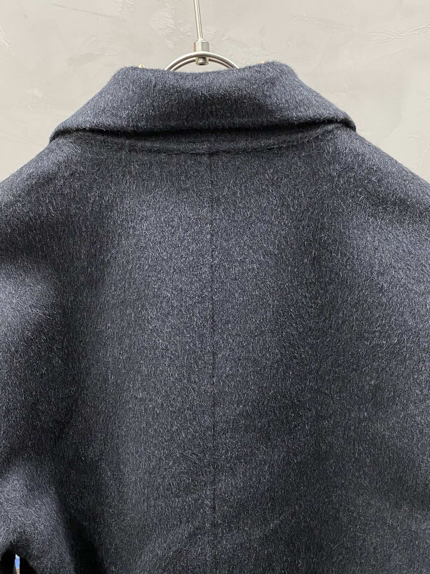图片[4]-P1860短款大衣-Balenciaga巴黎世家💥独家专供新款男士西服羊羔绒大衣🧥外套 ✨渠道特供 高端货✨官网柜台同步 简约经典大爆款简洁利落又清爽商务品质做工细节经得起任何形式检验绝对大厂代工出品 呈现一种焕然一新赋予你与众不同的上身体验！均经过严格的挑选工序原版定制纽扣简约大方百搭款 上身优雅帅气焕然一新的即视感！品相无敌细节都很到位上身不挑人必入的自留款码数M-3XL（偏大）-高仿包包