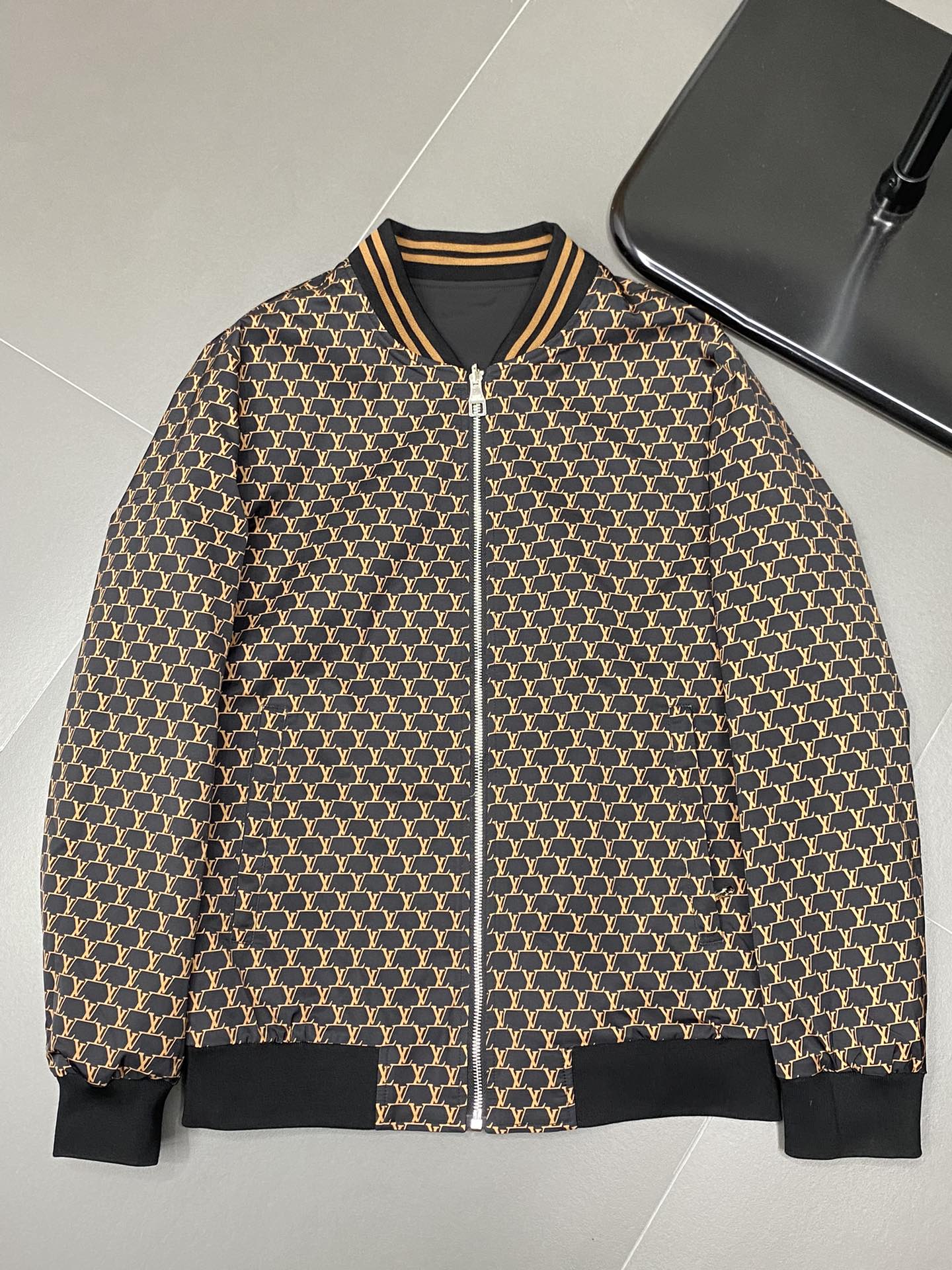 Picture [8]-P900 Louis Vuitton Louis Vuitton 💥 exclusive exclusive latest fashion spring and fall jacket reversible design classic design sense and value of the jacket quality is not picky quality control can be directly into the hands of the high end of the perfect can not be faulted! Through the details of the picture can feel its strong aura of polytropic warmth and warmth effect is remarkable do not have to worry about a little bit of cold! Fashion and functionality both the whole section looks more luxurious atmosphere! Size: M-3XL-High Faux Bags