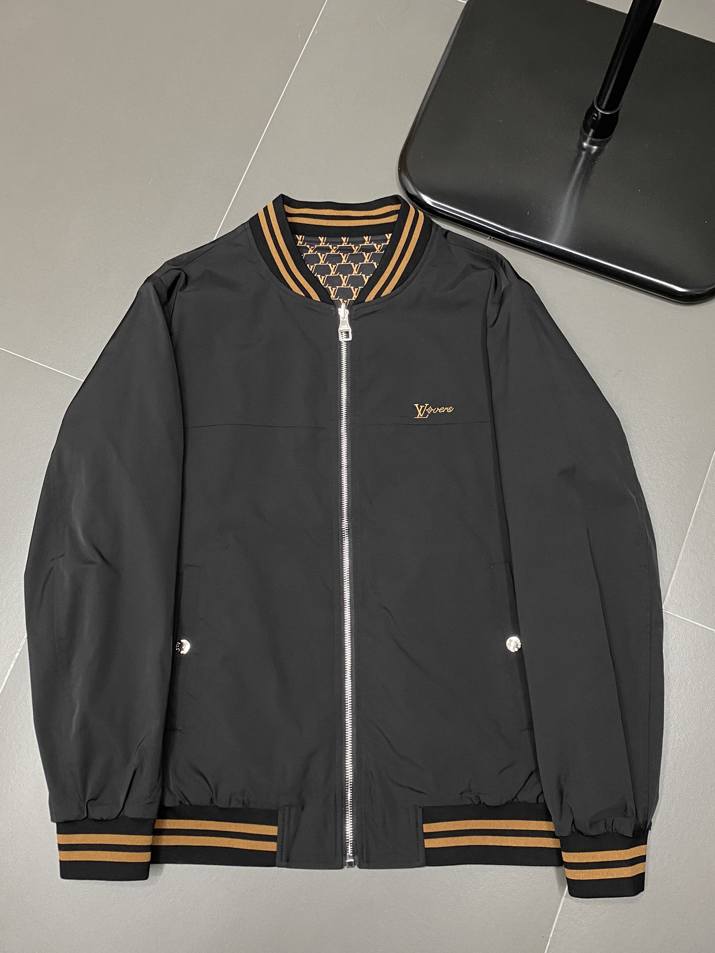 Picture [5]-P900 Louis Vuitton Louis Vuitton 💥 exclusive exclusive latest fashion spring and fall jacket reversible design classic design sense and value of the jacket quality is not picky quality control can be directly into the hands of the high end of the perfect can not be faulted! Through the details of the picture can feel its strong aura of polytropic warmth and warmth effect is remarkable do not have to worry about a little bit of cold! Fashion and functionality both the whole section looks more luxurious atmosphere! Size: M-3XL-High Faux Bags