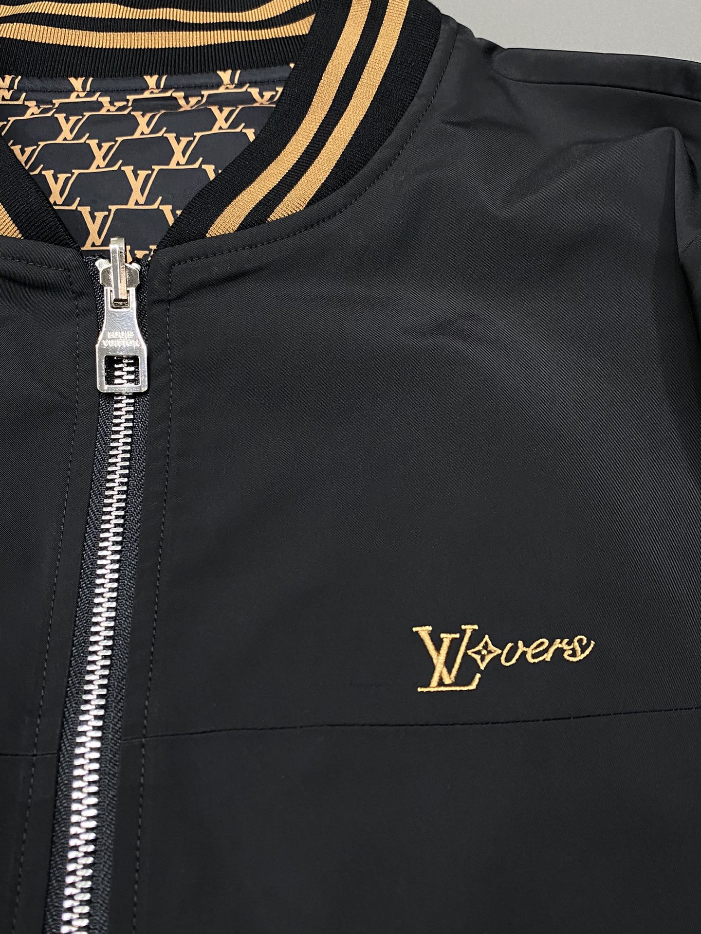 Picture [6]-P900 Louis Vuitton Louis Vuitton 💥 exclusive exclusive latest fashion spring and fall jacket reversible design classic design sense and value of the jacket quality is not picky quality control can be directly into the hands of the high end of the perfect can not be faulted! Through the details of the picture can feel its strong aura of polytropic warmth and warmth effect is remarkable do not have to worry about a little bit of cold! Fashion and functionality both the whole section looks more luxurious atmosphere! Size: M-3XL-High Faux Bags