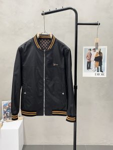 P900 Louis Vuitton路易威登💥独家专供最新时尚春秋夹克双面穿设计经典设计感与颜值爆棚的外套品质更是无法挑剔品控可以直接入手不容过错的高端臻品！通过细节图片便可感受到它强悍的气场聚温保暖效果显著完全不用担心会有一点寒意！时尚与功能性兼备整款显得更加的奢华大气！
尺码：M-3XL-高仿包包