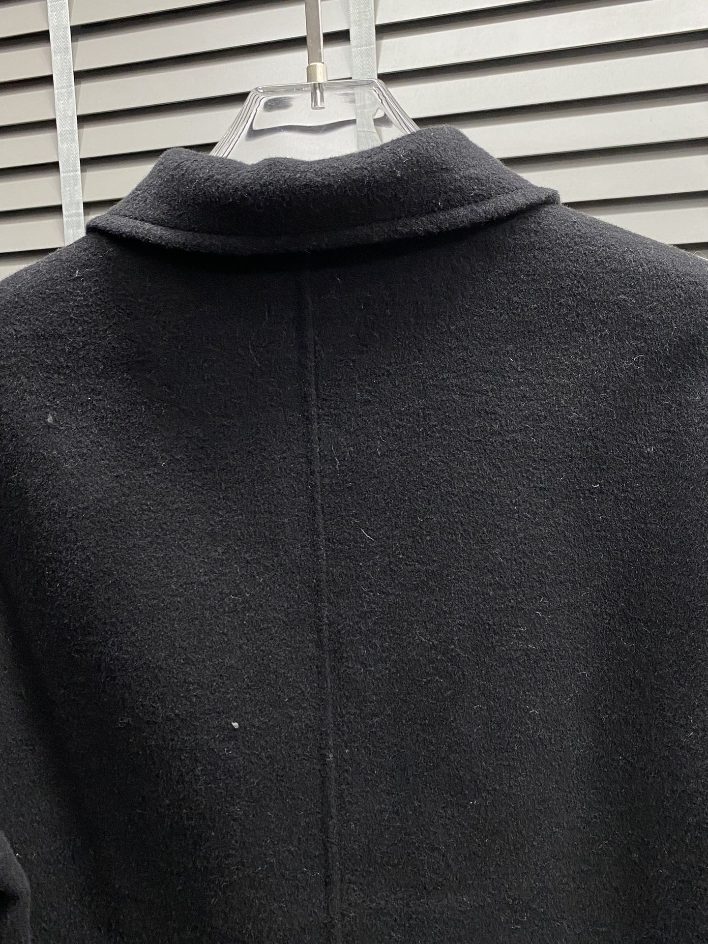 图片[4]-P1500短款大衣-Loewe罗意威💥独家专供新款男士西服羊羔绒外套 ✨渠道特供 高端货✨官网柜台同步 简约经典大爆款简洁利落又清爽商务品质做工细节经得起任何形式检验绝对大厂代工出品 呈现一种焕然一新赋予你与众不同的上身体验！均经过严格的挑选工序原版定制纽扣简约大方百搭款 上身优雅帅气焕然一新的即视感！品相无敌细节都很到位上身不挑人必入的自留款码数M-3XL-高仿包包
