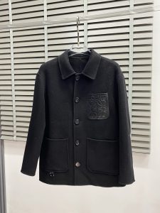 P1500短款大衣-Loewe罗意威💥独家专供新款男士西服羊羔绒外套 ✨渠道特供 高端货✨官网柜台同步 简约经典大爆款简洁利落又清爽商务品质做工细节经得起任何形式检验绝对大厂代工出品 呈现一种焕然一新赋予你与众不同的上身体验！均经过严格的挑选工序原版定制纽扣简约大方百搭款 上身优雅帅气焕然一新的即视感！品相无敌细节都很到位上身不挑人必入的自留款码数M-3XL-高仿包包