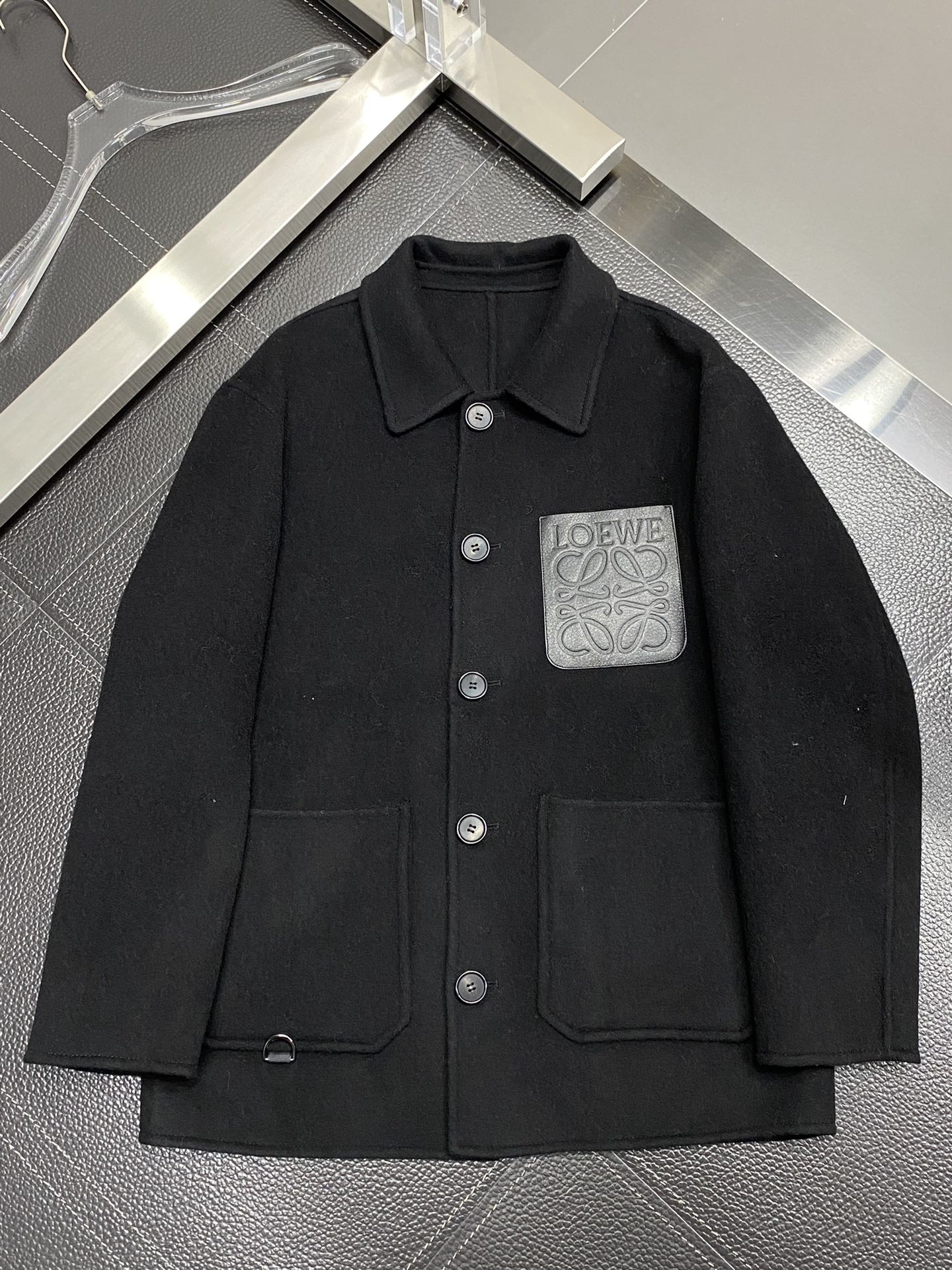 图片[5]-P1500短款大衣-Loewe罗意威💥独家专供新款男士西服羊羔绒外套 ✨渠道特供 高端货✨官网柜台同步 简约经典大爆款简洁利落又清爽商务品质做工细节经得起任何形式检验绝对大厂代工出品 呈现一种焕然一新赋予你与众不同的上身体验！均经过严格的挑选工序原版定制纽扣简约大方百搭款 上身优雅帅气焕然一新的即视感！品相无敌细节都很到位上身不挑人必入的自留款码数M-3XL-高仿包包