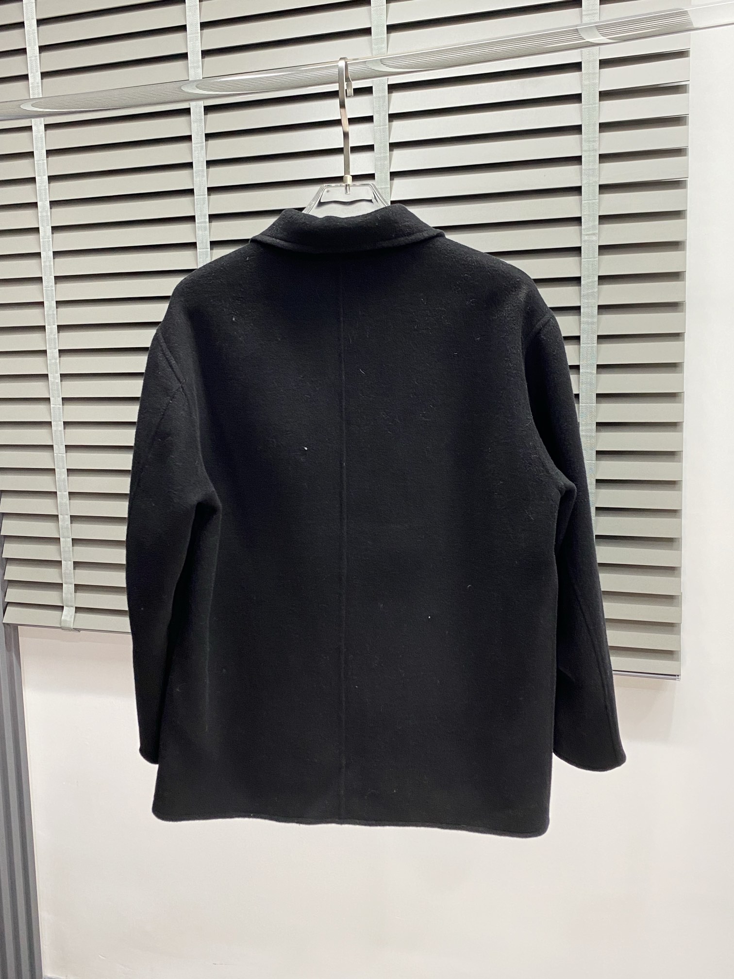 图片[2]-P1500短款大衣-Loewe罗意威💥独家专供新款男士西服羊羔绒外套 ✨渠道特供 高端货✨官网柜台同步 简约经典大爆款简洁利落又清爽商务品质做工细节经得起任何形式检验绝对大厂代工出品 呈现一种焕然一新赋予你与众不同的上身体验！均经过严格的挑选工序原版定制纽扣简约大方百搭款 上身优雅帅气焕然一新的即视感！品相无敌细节都很到位上身不挑人必入的自留款码数M-3XL-高仿包包