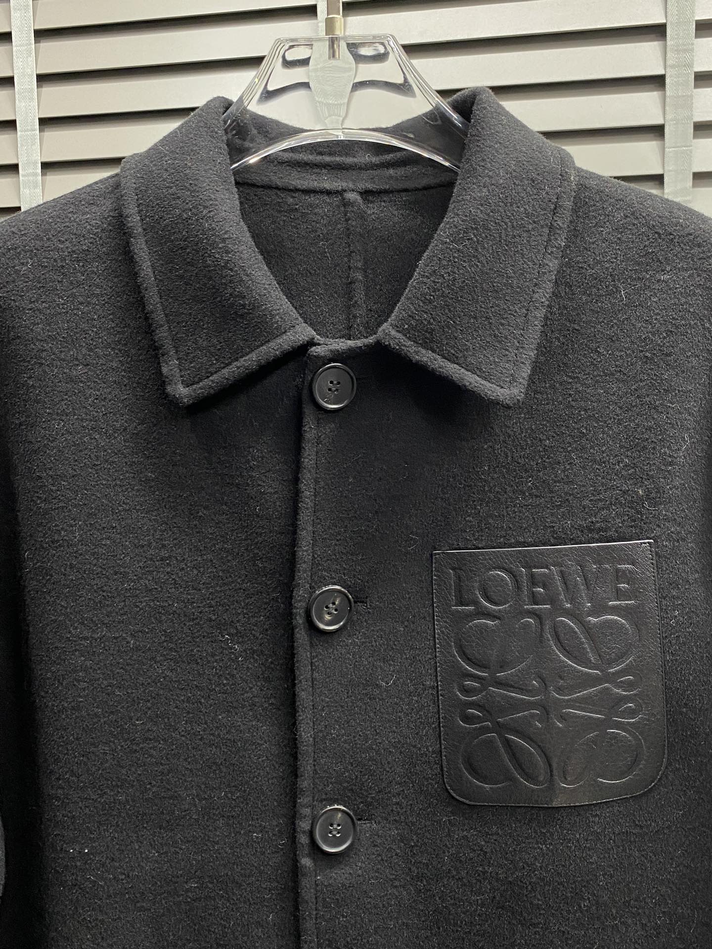 图片[3]-P1500短款大衣-Loewe罗意威💥独家专供新款男士西服羊羔绒外套 ✨渠道特供 高端货✨官网柜台同步 简约经典大爆款简洁利落又清爽商务品质做工细节经得起任何形式检验绝对大厂代工出品 呈现一种焕然一新赋予你与众不同的上身体验！均经过严格的挑选工序原版定制纽扣简约大方百搭款 上身优雅帅气焕然一新的即视感！品相无敌细节都很到位上身不挑人必入的自留款码数M-3XL-高仿包包