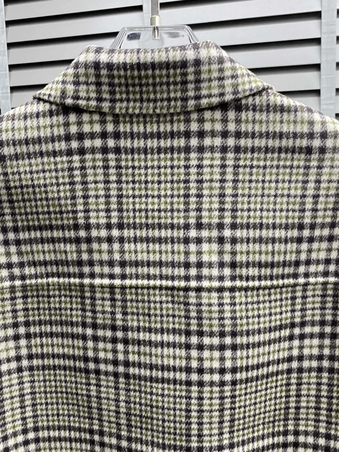 图片[4]-P1860短款大衣-Burberry巴宝莉 💥独家专供新款男士西服羊羔绒纽扣外套 ✨渠道特供 高端货✨官网柜台同步 简约经典大爆款简洁利落又清爽商务品质做工细节经得起任何形式检验绝对大厂代工出品 呈现一种焕然一新赋予你与众不同的上身体验！均经过严格的挑选工序原版定制纽扣简约大方百搭款 上身优雅帅气焕然一新的即视感！品相无敌细节都很到位上身不挑人必入的自留款码数M-2XL-高仿包包