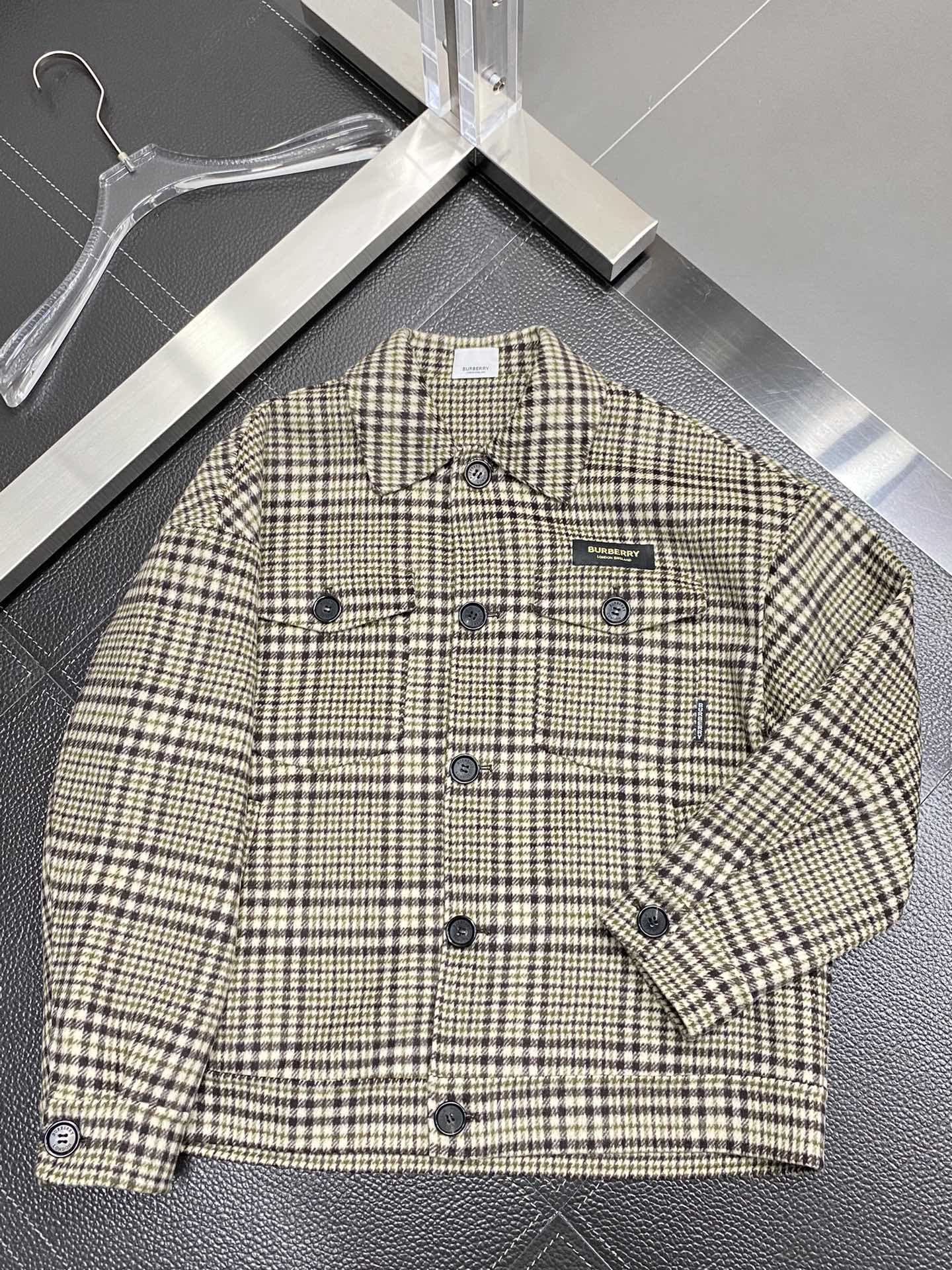 图片[5]-P1860短款大衣-Burberry巴宝莉 💥独家专供新款男士西服羊羔绒纽扣外套 ✨渠道特供 高端货✨官网柜台同步 简约经典大爆款简洁利落又清爽商务品质做工细节经得起任何形式检验绝对大厂代工出品 呈现一种焕然一新赋予你与众不同的上身体验！均经过严格的挑选工序原版定制纽扣简约大方百搭款 上身优雅帅气焕然一新的即视感！品相无敌细节都很到位上身不挑人必入的自留款码数M-2XL-高仿包包