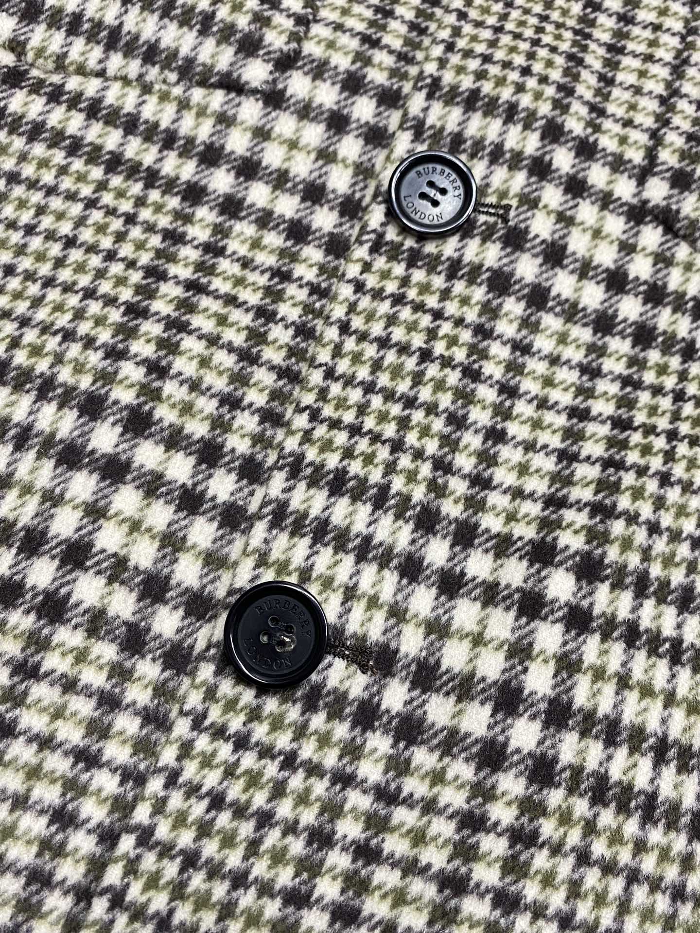 图片[8]-P1860短款大衣-Burberry巴宝莉 💥独家专供新款男士西服羊羔绒纽扣外套 ✨渠道特供 高端货✨官网柜台同步 简约经典大爆款简洁利落又清爽商务品质做工细节经得起任何形式检验绝对大厂代工出品 呈现一种焕然一新赋予你与众不同的上身体验！均经过严格的挑选工序原版定制纽扣简约大方百搭款 上身优雅帅气焕然一新的即视感！品相无敌细节都很到位上身不挑人必入的自留款码数M-2XL-高仿包包
