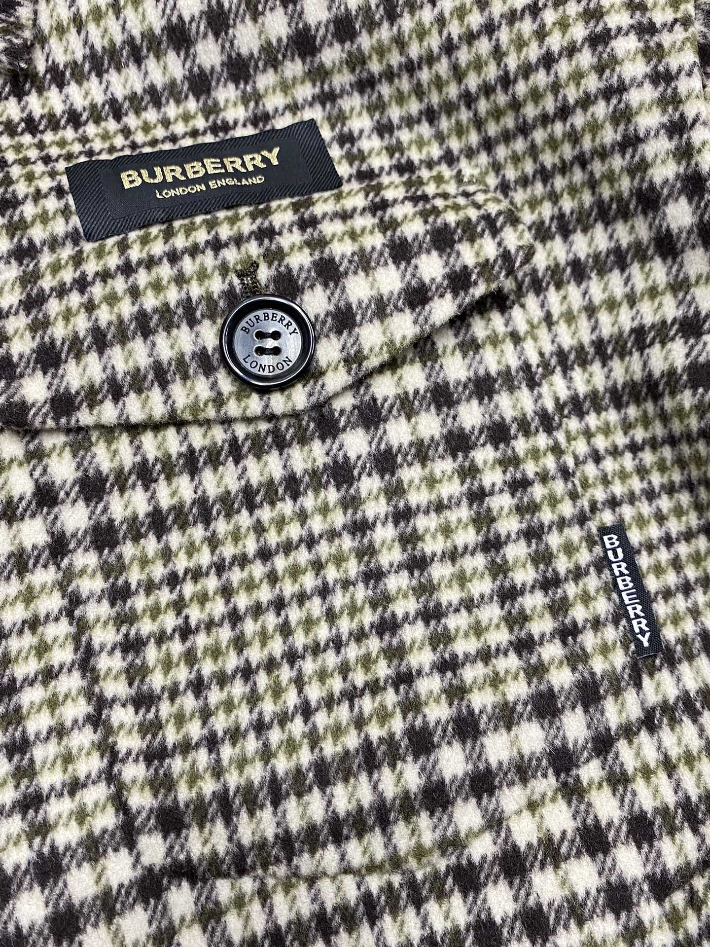 图片[7]-P1860短款大衣-Burberry巴宝莉 💥独家专供新款男士西服羊羔绒纽扣外套 ✨渠道特供 高端货✨官网柜台同步 简约经典大爆款简洁利落又清爽商务品质做工细节经得起任何形式检验绝对大厂代工出品 呈现一种焕然一新赋予你与众不同的上身体验！均经过严格的挑选工序原版定制纽扣简约大方百搭款 上身优雅帅气焕然一新的即视感！品相无敌细节都很到位上身不挑人必入的自留款码数M-2XL-高仿包包