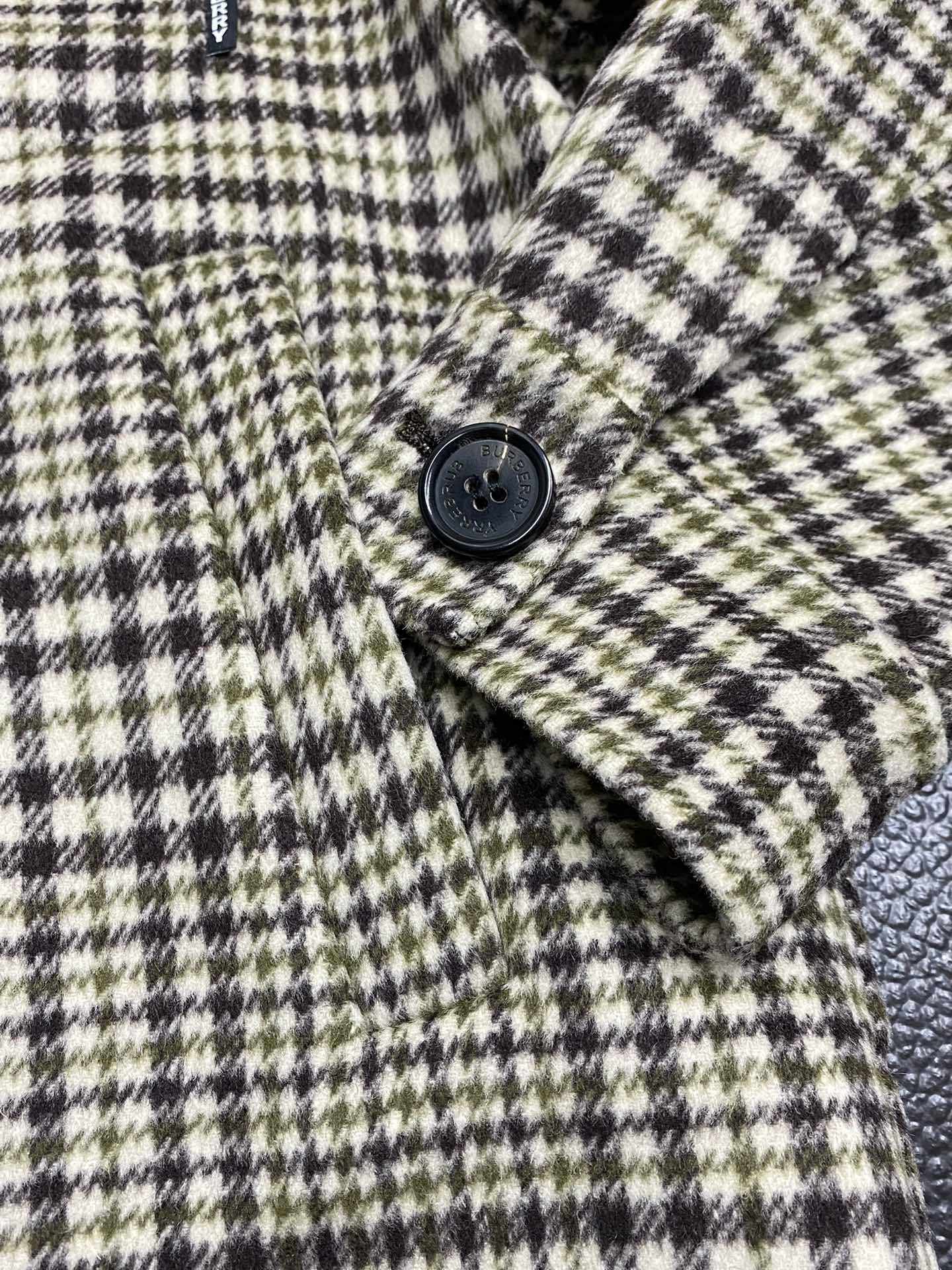 图片[9]-P1860短款大衣-Burberry巴宝莉 💥独家专供新款男士西服羊羔绒纽扣外套 ✨渠道特供 高端货✨官网柜台同步 简约经典大爆款简洁利落又清爽商务品质做工细节经得起任何形式检验绝对大厂代工出品 呈现一种焕然一新赋予你与众不同的上身体验！均经过严格的挑选工序原版定制纽扣简约大方百搭款 上身优雅帅气焕然一新的即视感！品相无敌细节都很到位上身不挑人必入的自留款码数M-2XL-高仿包包