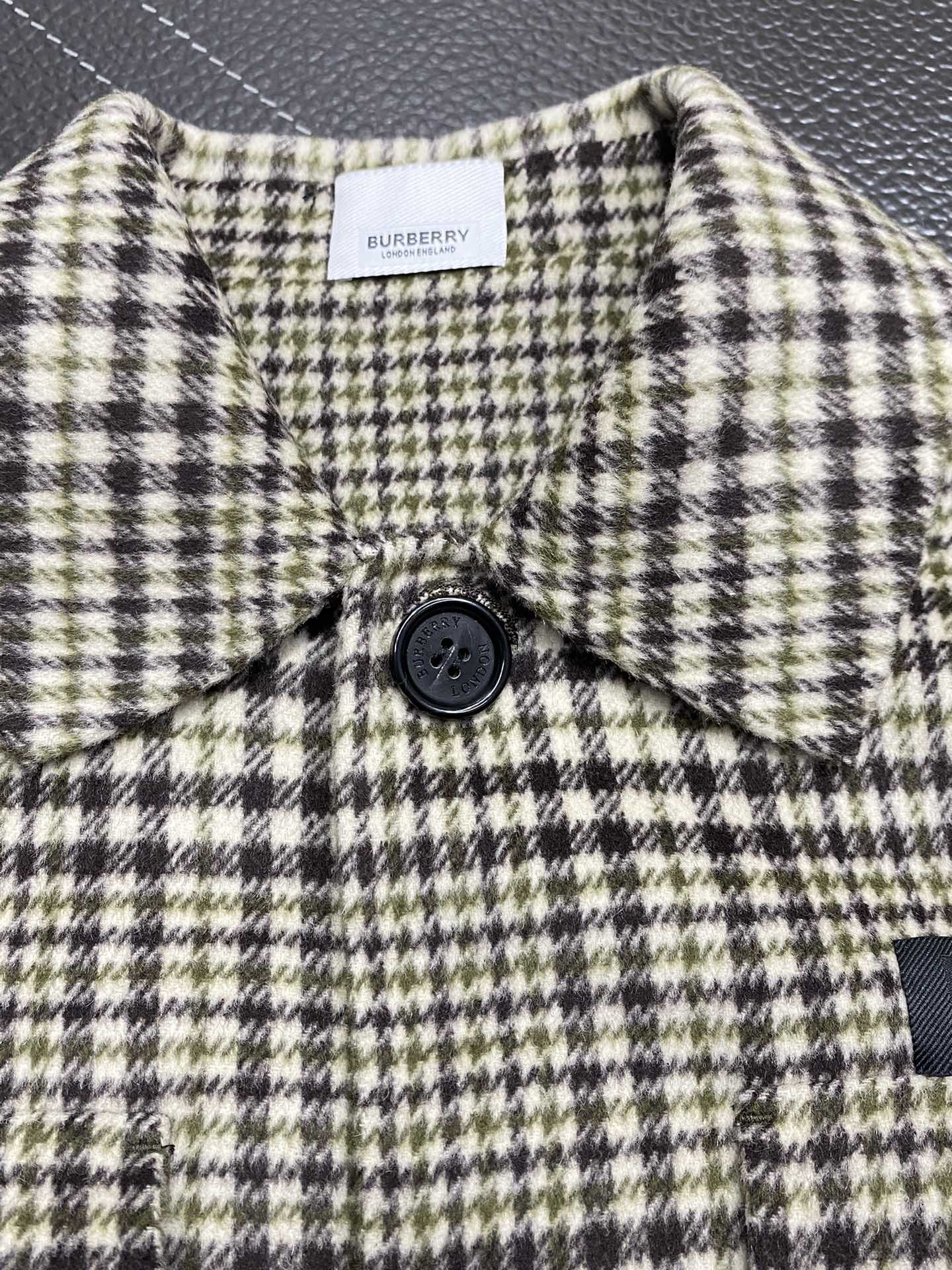 图片[6]-P1860短款大衣-Burberry巴宝莉 💥独家专供新款男士西服羊羔绒纽扣外套 ✨渠道特供 高端货✨官网柜台同步 简约经典大爆款简洁利落又清爽商务品质做工细节经得起任何形式检验绝对大厂代工出品 呈现一种焕然一新赋予你与众不同的上身体验！均经过严格的挑选工序原版定制纽扣简约大方百搭款 上身优雅帅气焕然一新的即视感！品相无敌细节都很到位上身不挑人必入的自留款码数M-2XL-高仿包包