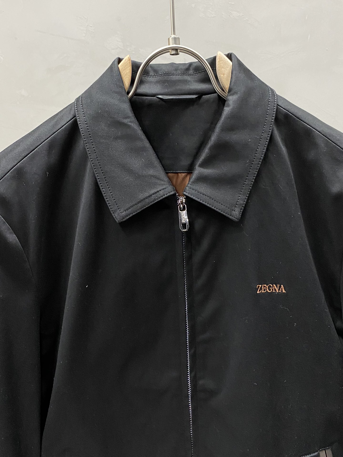 P940 Dior Dior 💥 exclusive exclusive latest fashion spring and fall lapel jacket classic design sense and value of the jacket quality is not picky quality control can be directly into the hand can not be faulted high-end goods! Through the details of the picture can feel its strong aura of polytropic warmth and warmth effect is remarkable do not have to worry about a little bit of cold! Fashion and functionality both the whole model looks more luxurious atmosphere!Size: M-3XL