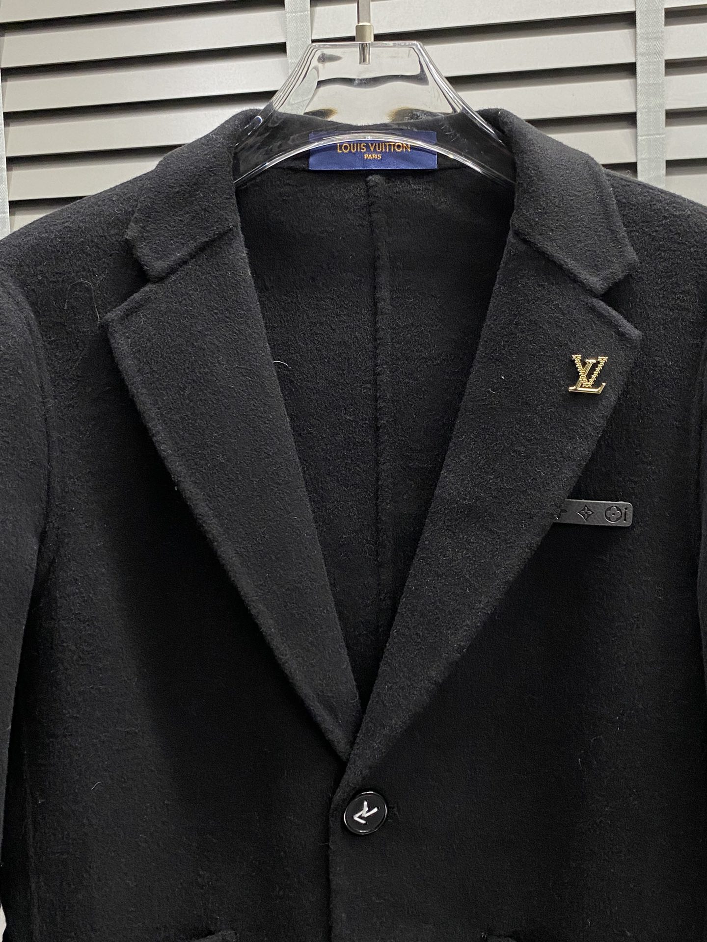 图片[3]-P1860短款大衣-Louis Vuitton路易威登💥独家专供新款男士西服羊羔绒🧥外套 ✨渠道特供 高端货✨官网柜台同步 简约经典大爆款简洁利落又清爽商务品质做工细节经得起任何形式检验绝对大厂代工出品 呈现一种焕然一新赋予你与众不同的上身体验！均经过严格的挑选工序原版定制纽扣简约大方百搭款 上身优雅帅气焕然一新的即视感！品相无敌细节都很到位上身不挑人必入的自留款码数M-4XL-高仿包包