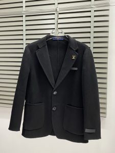 P1860短款大衣-Louis Vuitton路易威登💥独家专供新款男士西服羊羔绒🧥外套 ✨渠道特供 高端货✨官网柜台同步 简约经典大爆款简洁利落又清爽商务品质做工细节经得起任何形式检验绝对大厂代工出品 呈现一种焕然一新赋予你与众不同的上身体验！均经过严格的挑选工序原版定制纽扣简约大方百搭款 上身优雅帅气焕然一新的即视感！品相无敌细节都很到位上身不挑人必入的自留款码数M-4XL-高仿包包