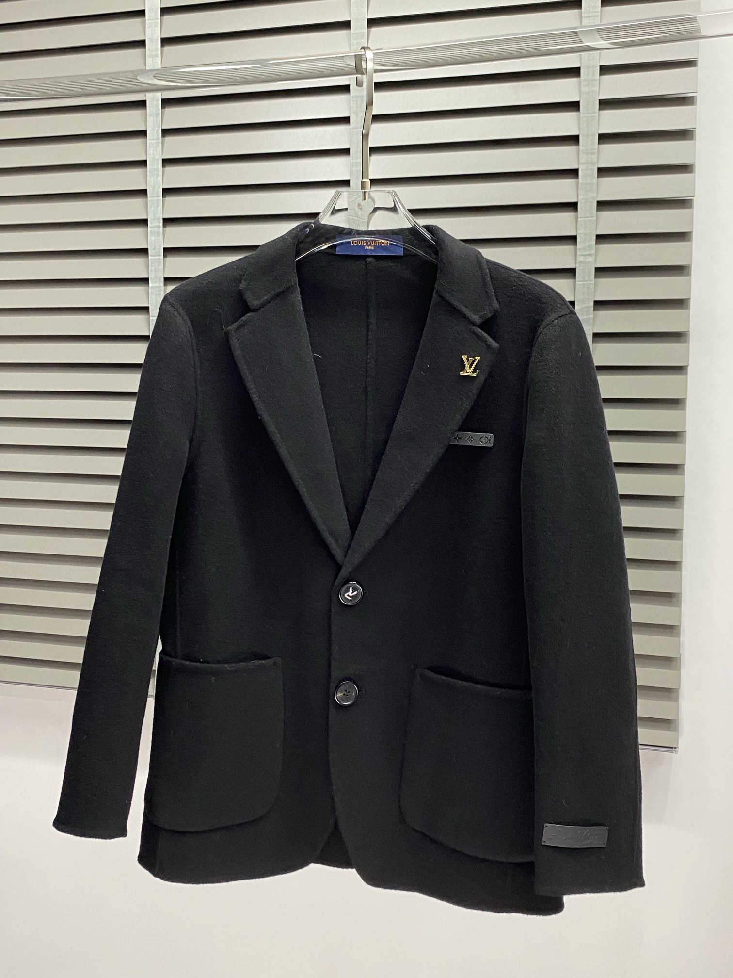 P1860短款大衣-Louis Vuitton路易威登💥独家专供新款男士西服羊羔绒🧥外套 ✨渠道特供 高端货✨官网柜台同步 简约经典大爆款简洁利落又清爽商务品质做工细节经得起任何形式检验绝对大厂代工出品 呈现一种焕然一新赋予你与众不同的上身体验！均经过严格的挑选工序原版定制纽扣简约大方百搭款 上身优雅帅气焕然一新的即视感！品相无敌细节都很到位上身不挑人必入的自留款码数M-4XL-高仿包包