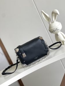 Image [1]-P1300 SIDE TRUNK Medium Handbag M11350 Black with Silver Buckle! This model is shaped in soft sheep leather, spring/summer 2024 show type, polished metal pieces and tactile micro zou texture to contrast each other! Leather is Italian A grade leather is in the quality Size:21x14x6CM-High Faux Bags
