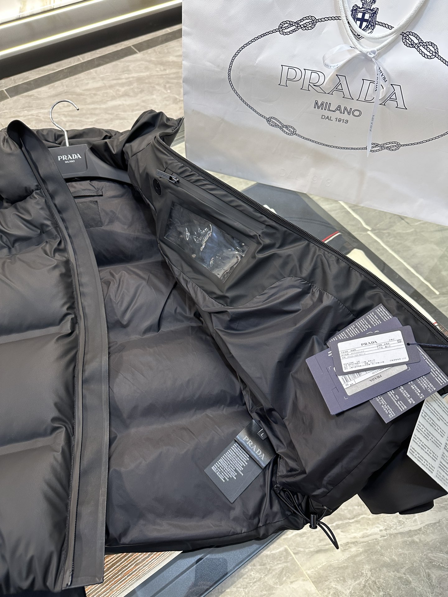 图片[7]-P1460 PRADA 普拉达黑科技压胶羽绒外套.更多细节实拍.
码数：48-56-高仿包包